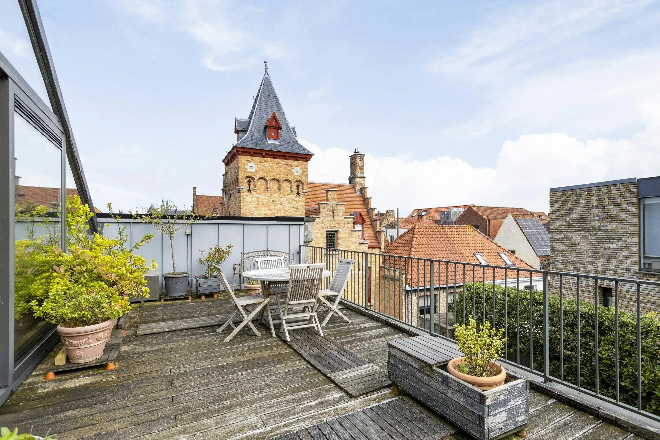 Hoofdfoto van de publicatie: Ruim, lichtrijk appartement met twee slaapkamers te koop in Brugge