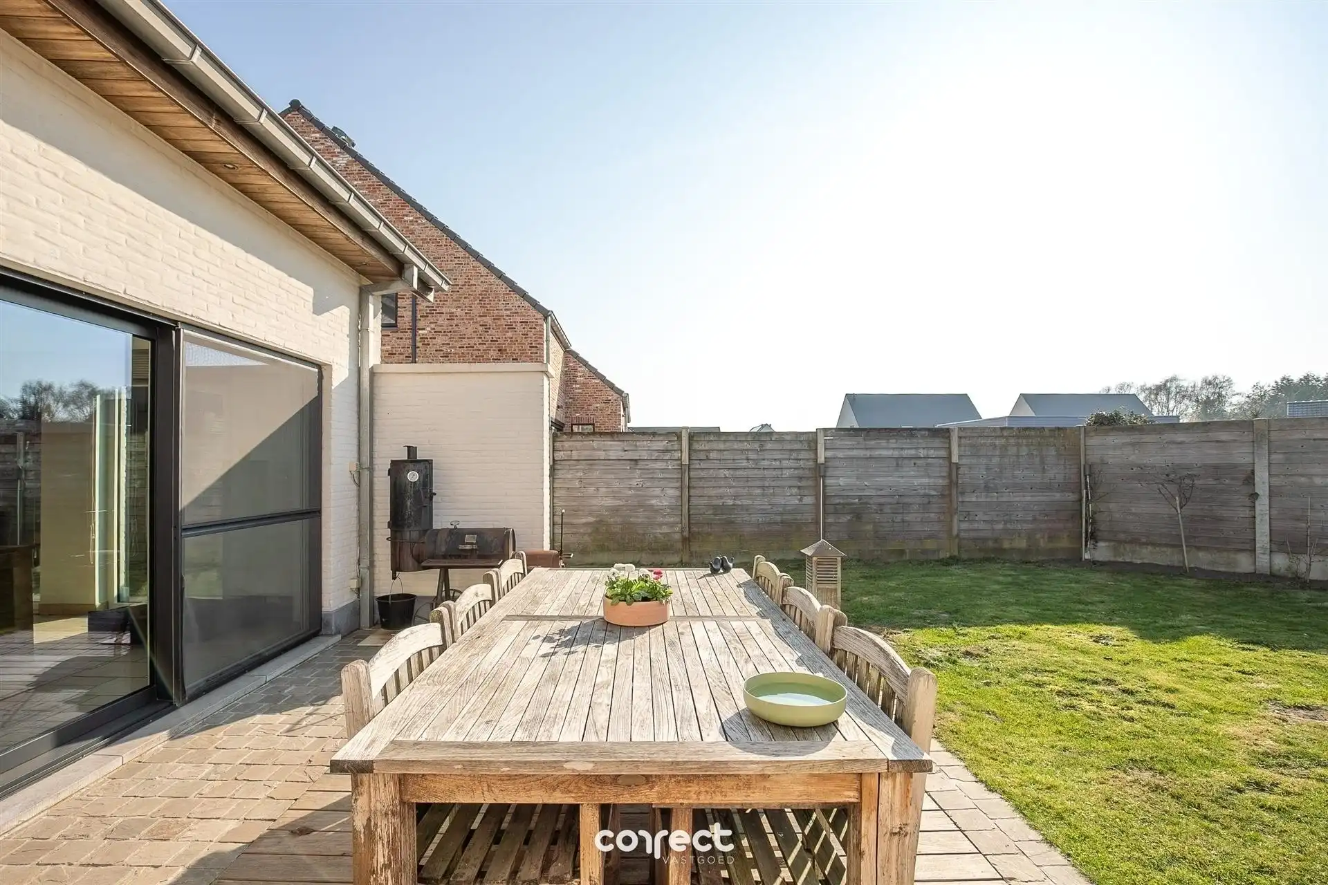 Ruime, open bebouwing met 5 slaapkamers en grote garage. foto 16