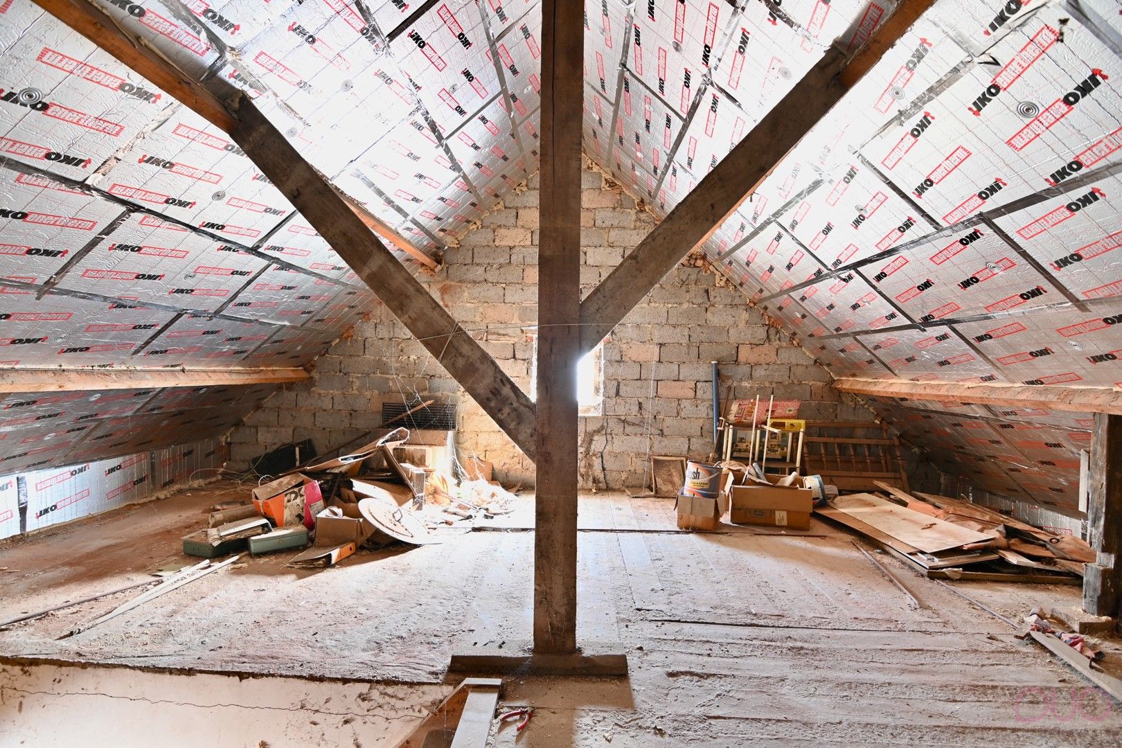 Ruime open bebouwing met 4 slaapkamers en achterliggende loodsen foto 16