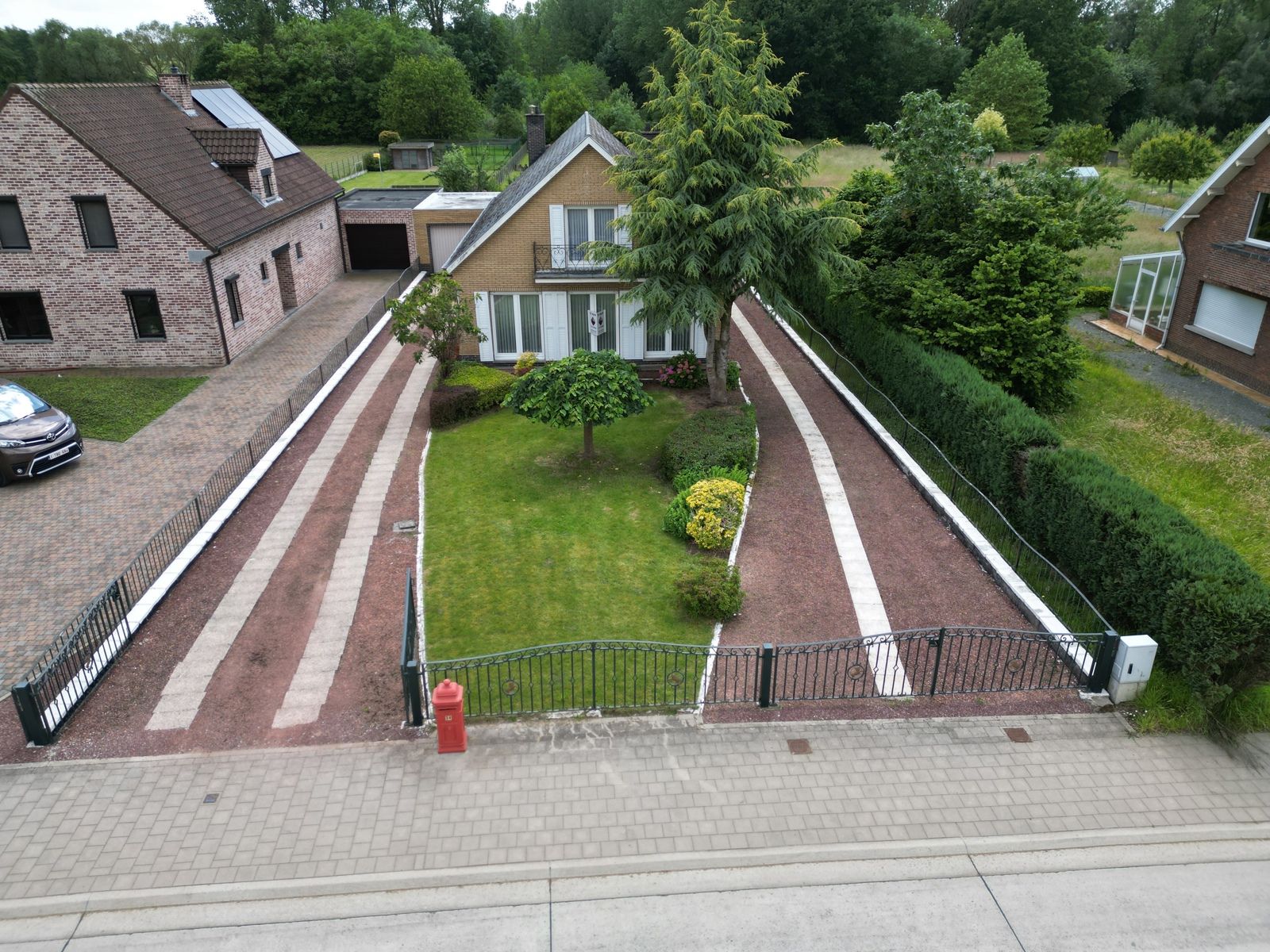 Hoofdfoto van de publicatie: Landelijk Gelegen Villa met 4 SLPK, grote tuin én garage!