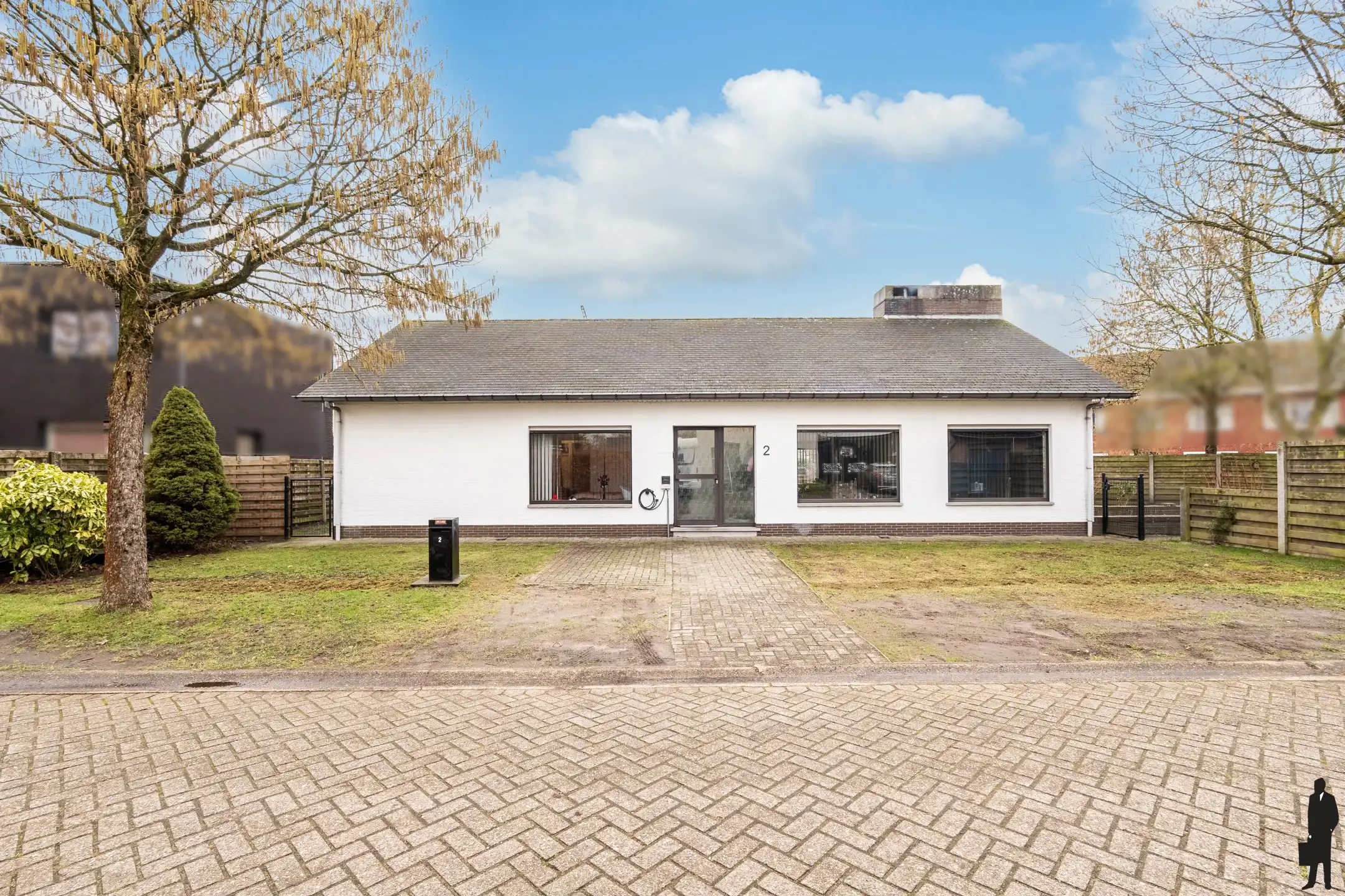 Hoofdfoto van de publicatie: Laagbouwwoning met kelder op hoekperceel van 834m²
