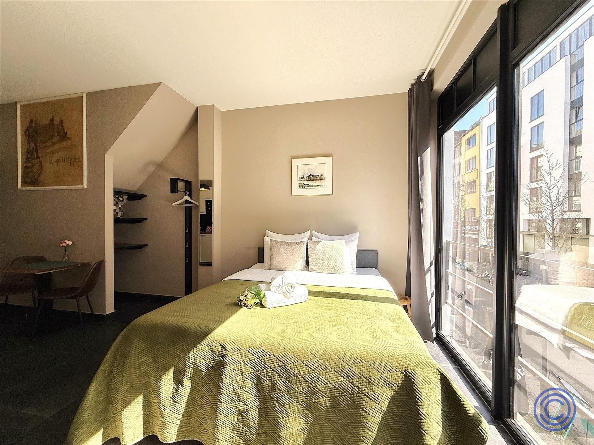 Vergund en instapklaar pand met handelspand en 3 studio's voor Airbnb! foto 3