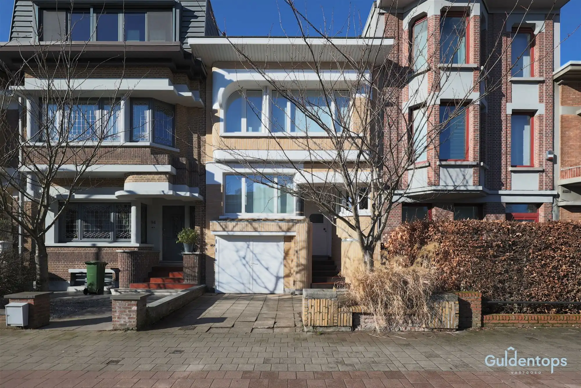 Knappe goed gelegen architectenwoning met mooie tuin foto {{pictureIndex}}