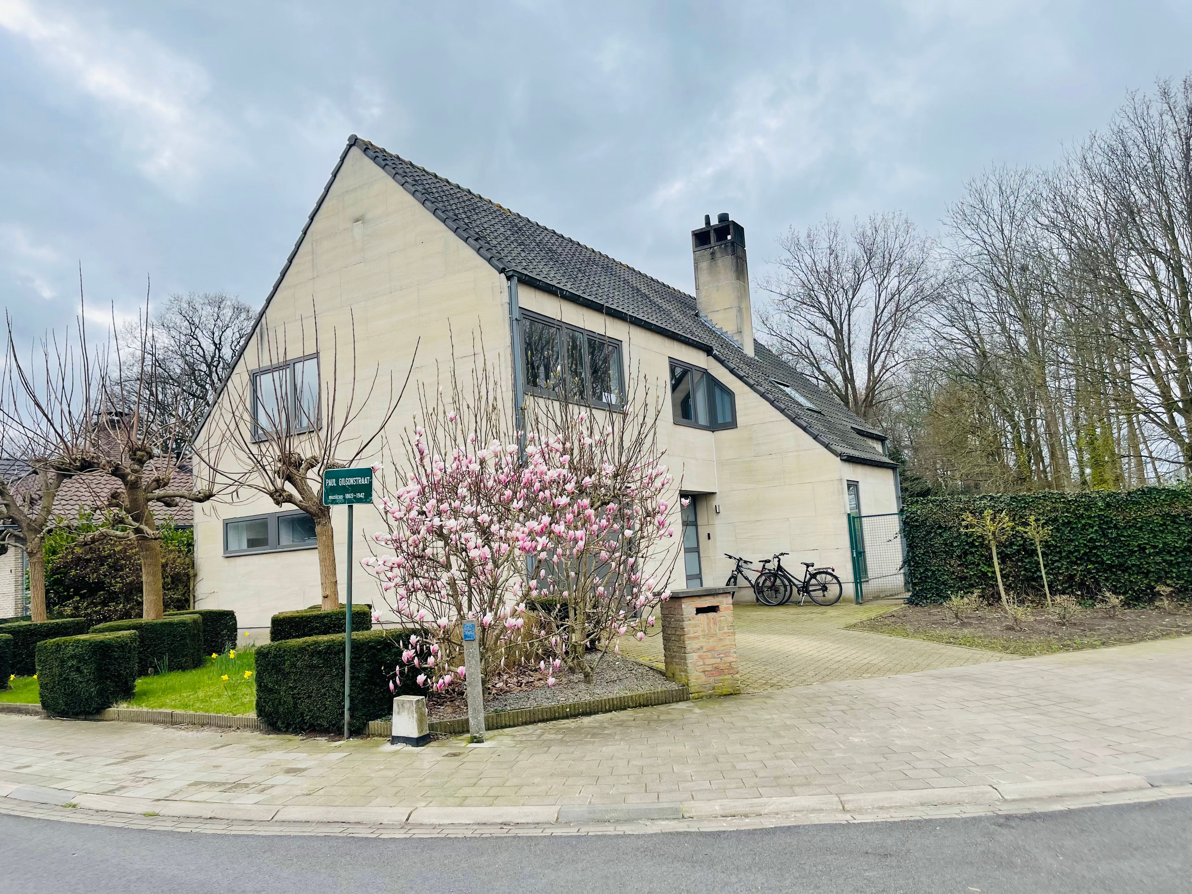 Sint-Andries,Prachtige ruime villa, ENERGIEZUINIG  VILLA met 5 grote slaapkamers en 2 badkamers.  Grote oprit met ruime PARKING mogelijkheid, grote omheinde tuin. foto 3