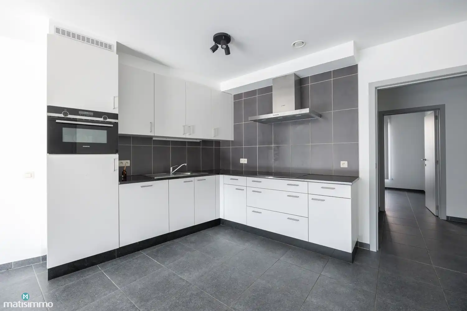 INSTAPKLAAR APPARTEMENT MET 2 SLAAPKAMERS, RUIM TERRAS EN AUTOSTAANPLAATS IN HET CENTRUM VAN BILZEN foto 4