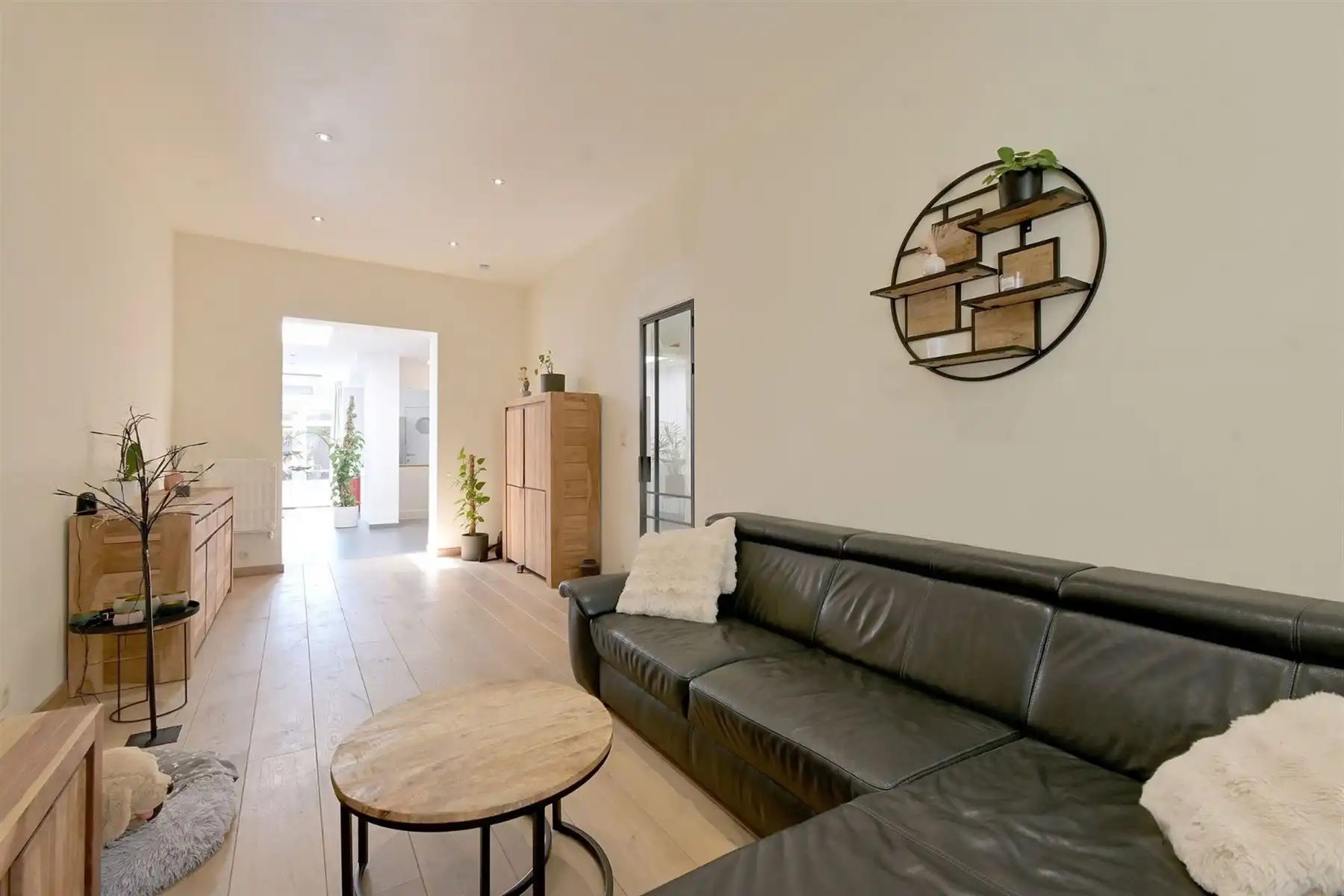 Gerenoveerde woning met 4 slpk's en gezellige zuid-tuin! foto 3