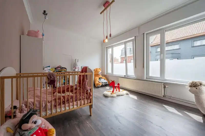 Gerenoveerde ruime gezinswoning met handelsruimte, garage, tuin en 3 slaapkamers op een perceel van 391 m² in het centrum van Wakken. foto 14