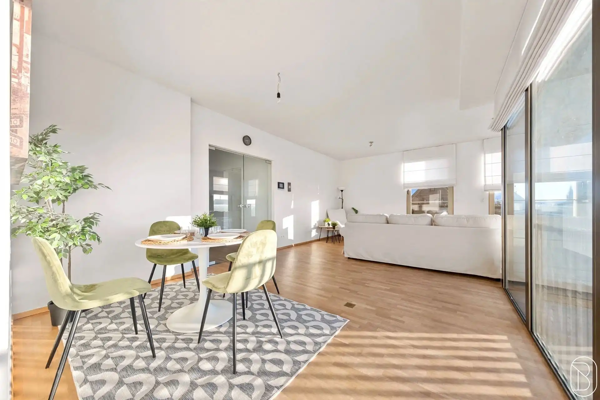 TOPGELEGEN APPARTEMENT met 2 slaapkamers en leuk ZONNETERRAS foto 9