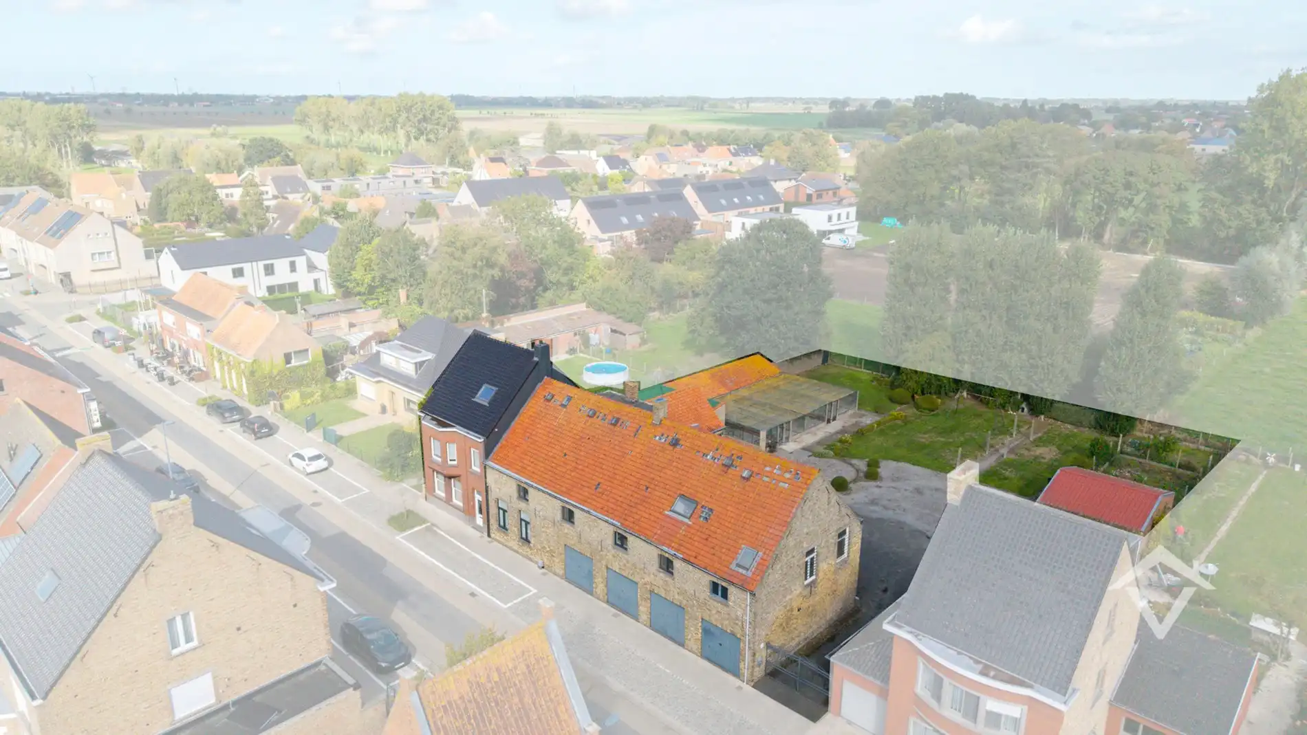 Ruime woning met bijgebouwen in Gistel: 5 Slaapkamers, 368m² Woonoppervlakte op een perceel van 1801m² foto 3