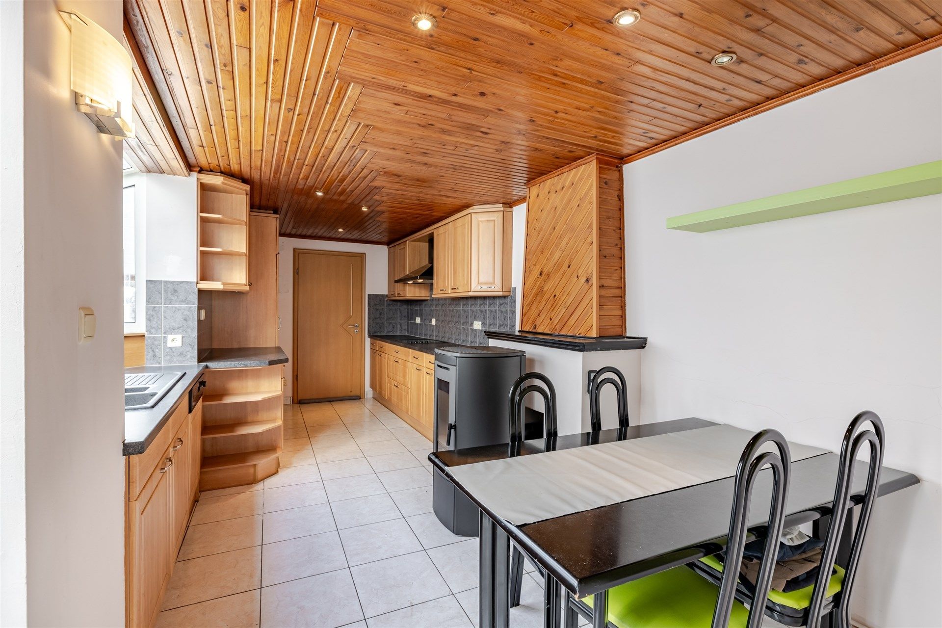 Gezellige rijwoning met uitzonderlijke grote tuin en externe garage in hartje Schellebelle foto 7