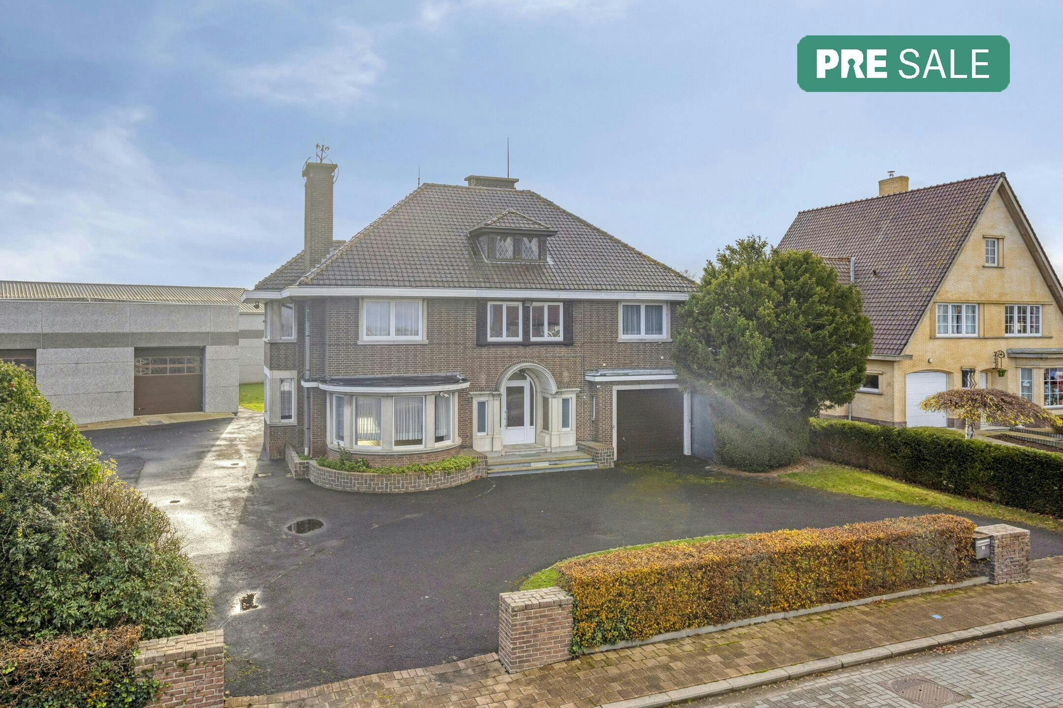 Ruime woning met loods op 2.127m² te Lo-Reninge. foto {{pictureIndex}}