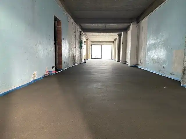 Handelspand  op topligging  .  Strandplein.   Ruim 200 m2  .       Tegen 1 juni volledig nieuw afgewerkt.   Zowel te koop of te huur.   foto 12