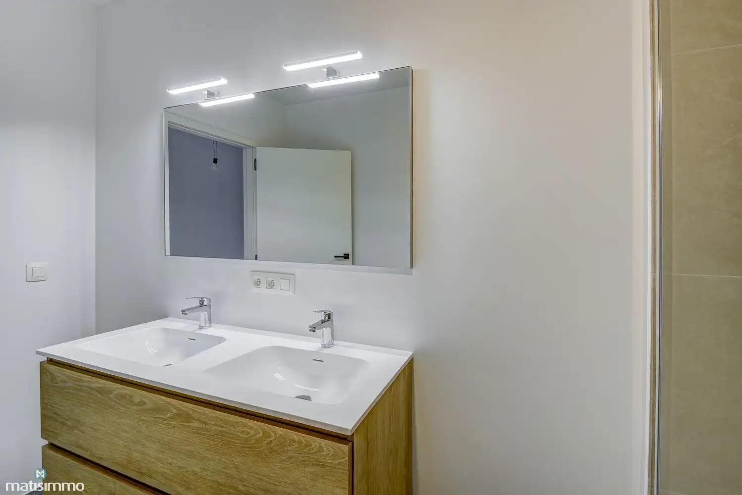 VOLLEDIG AFGEWERKTE EN GESCHILDERDE NIEUWBOUWWONING (EPB E10) MET 3 SLAAPKAMERS, 2 BADKAMERS, 2 GARAGES, KELDER EN AANGELEGDE TUIN IN WERM foto 23