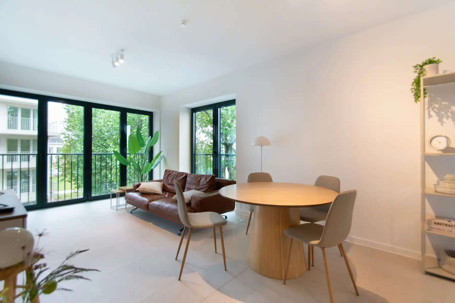 Lichtrijk gemeubeld nieuwbouwappartement met 2k en terras foto {{pictureIndex}}
