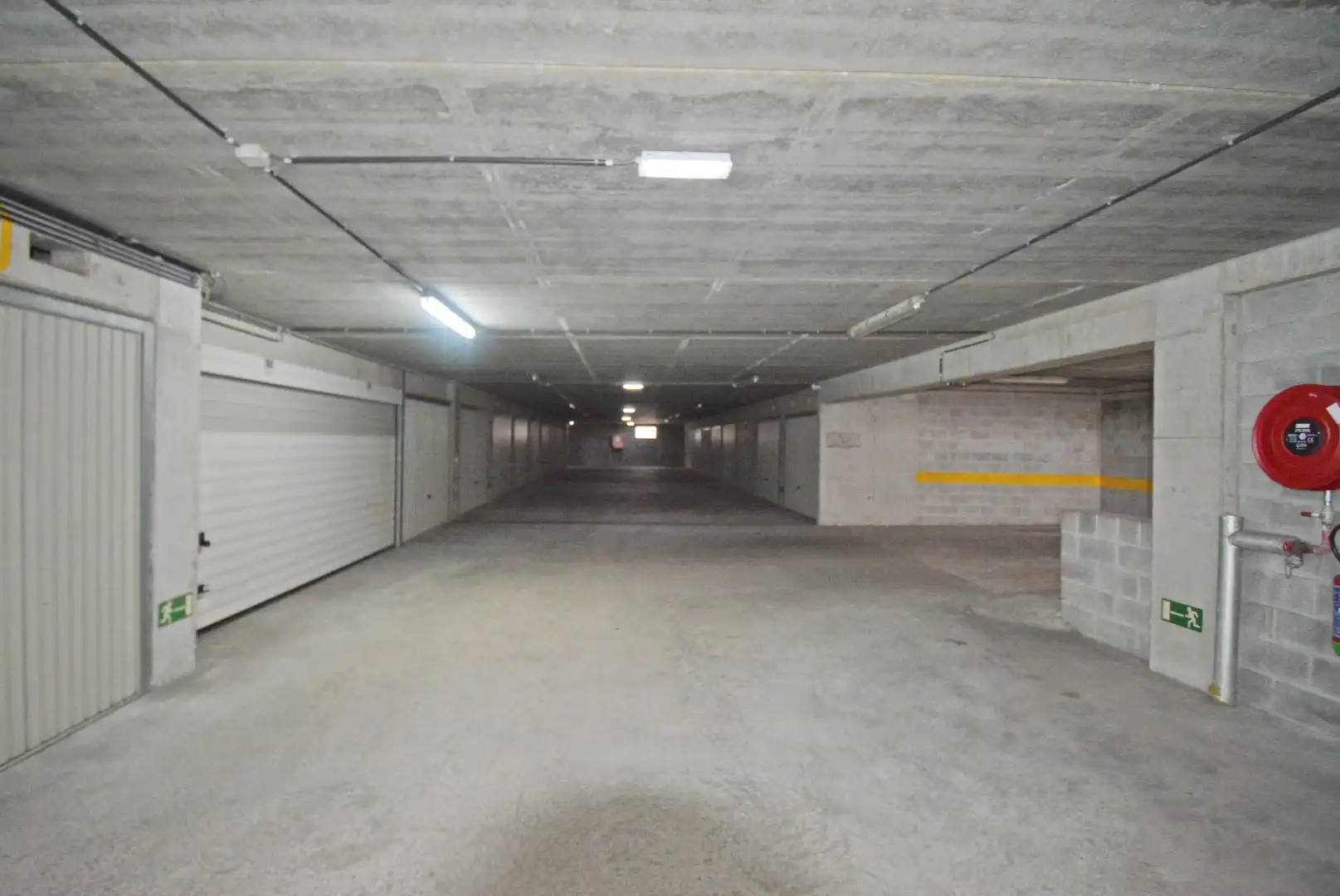 Dubbele garagebox te huur in een zijstraat van de Lippenslaan! foto 4