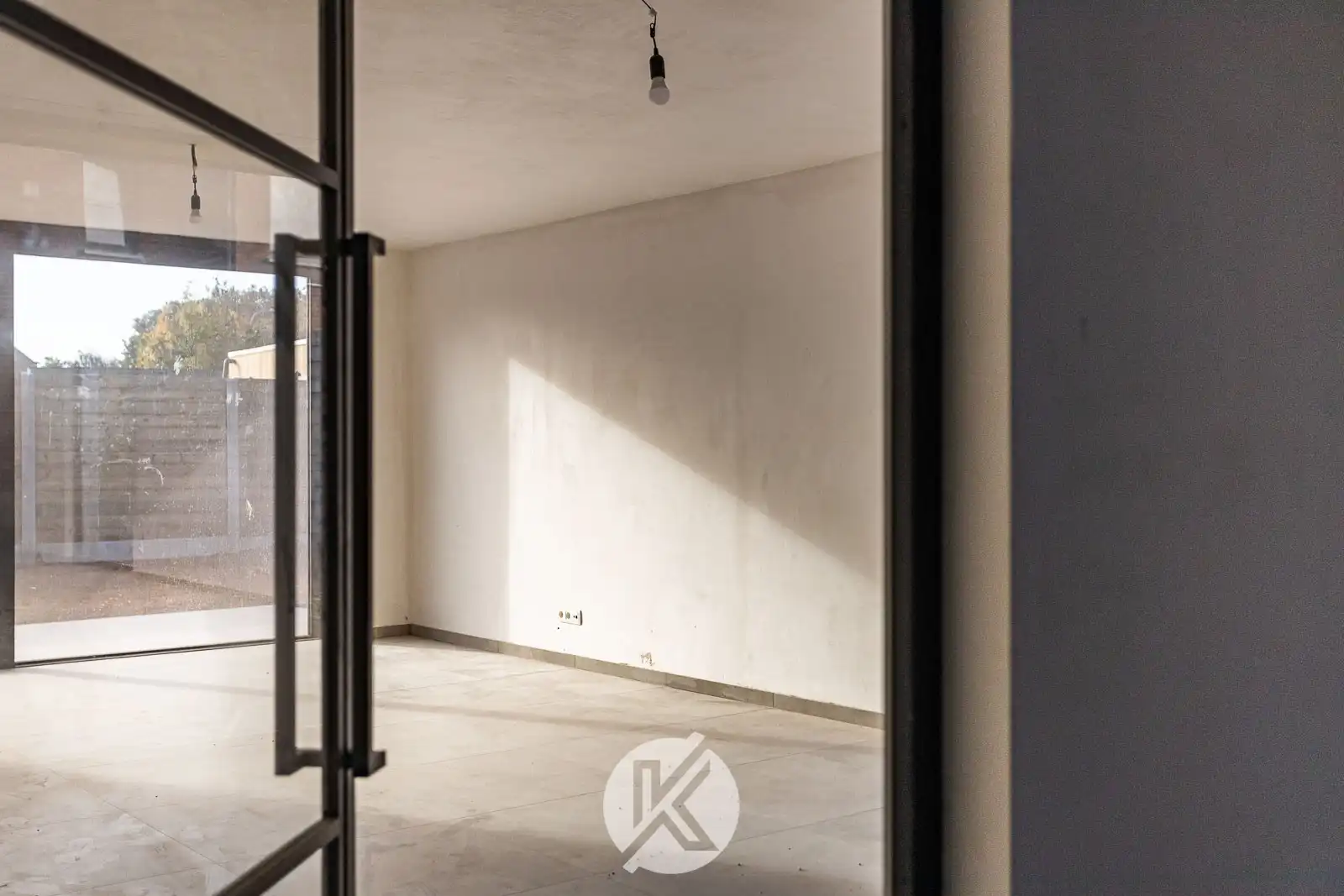 Centraal gelegen halfopen nieuwbouwwoning foto 3