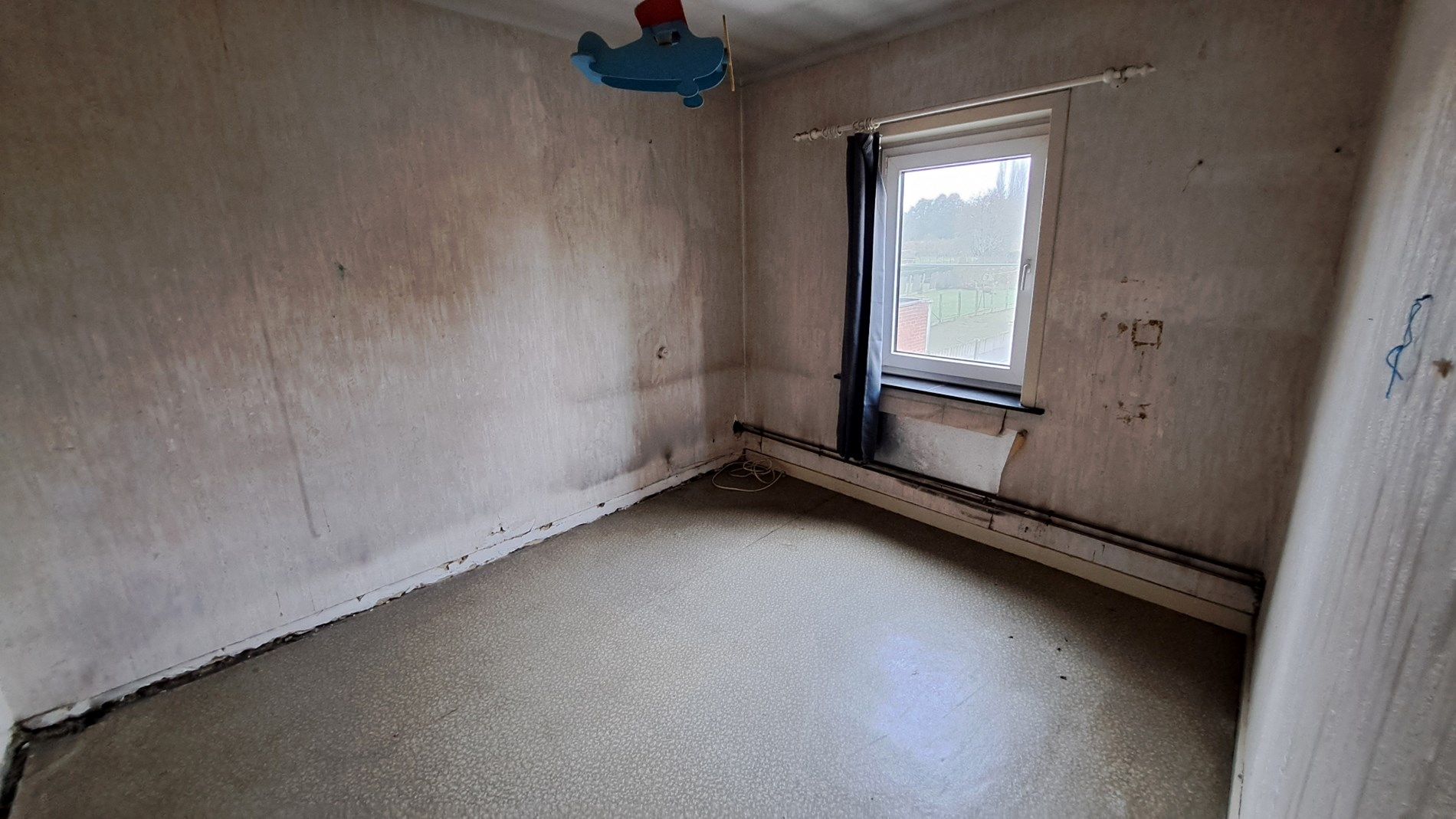 Gezinswoning met 4 slaapkamers, garage en grote tuin. foto 18