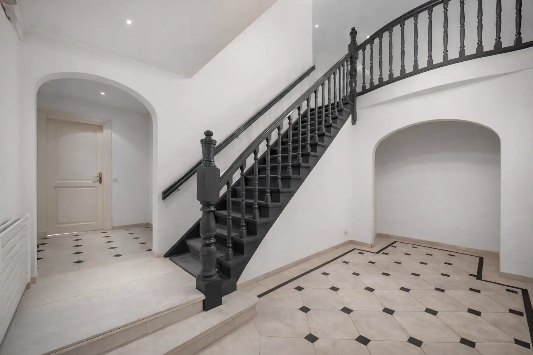 Unieke villa met 4 slpks, 3 bdks, riante garage & guesthouse foto 3