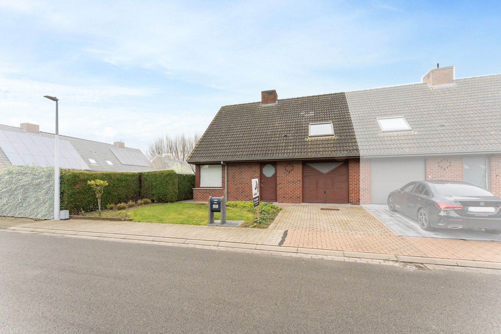 Halfopen bebouwing met 3 slaapkamers, gezellige tuin & garage te Roeselare! foto 2