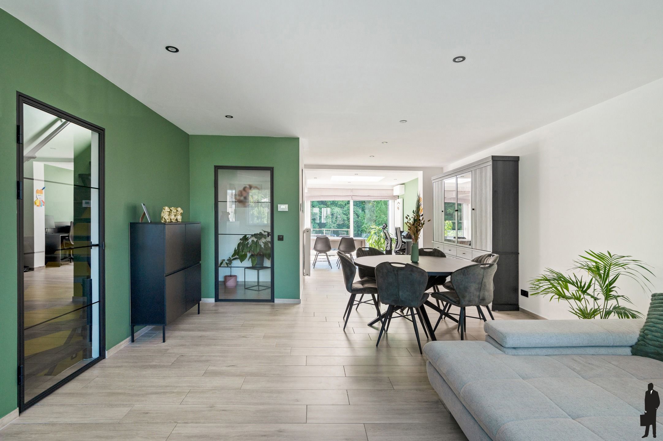 Welgelegen gerenoveerde woning met 3 slpks, 2 badks en tuin foto 3