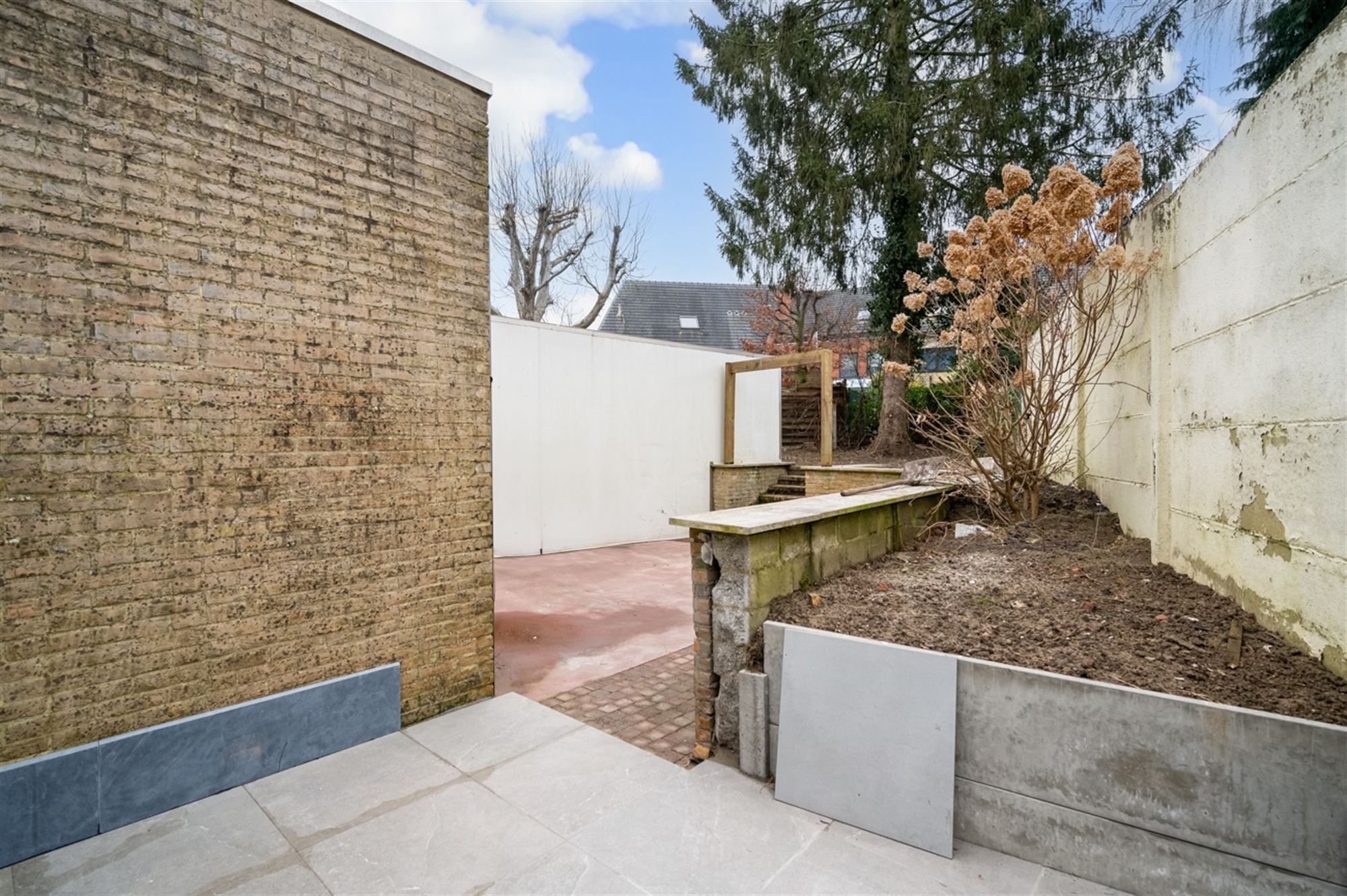 Gerenoveerde woning met drie slaapkamers en tuin foto 11