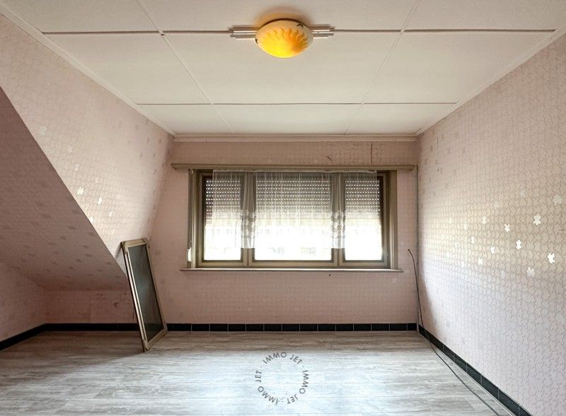 Halfopen bebouwing met oprit, garage en koer foto 12