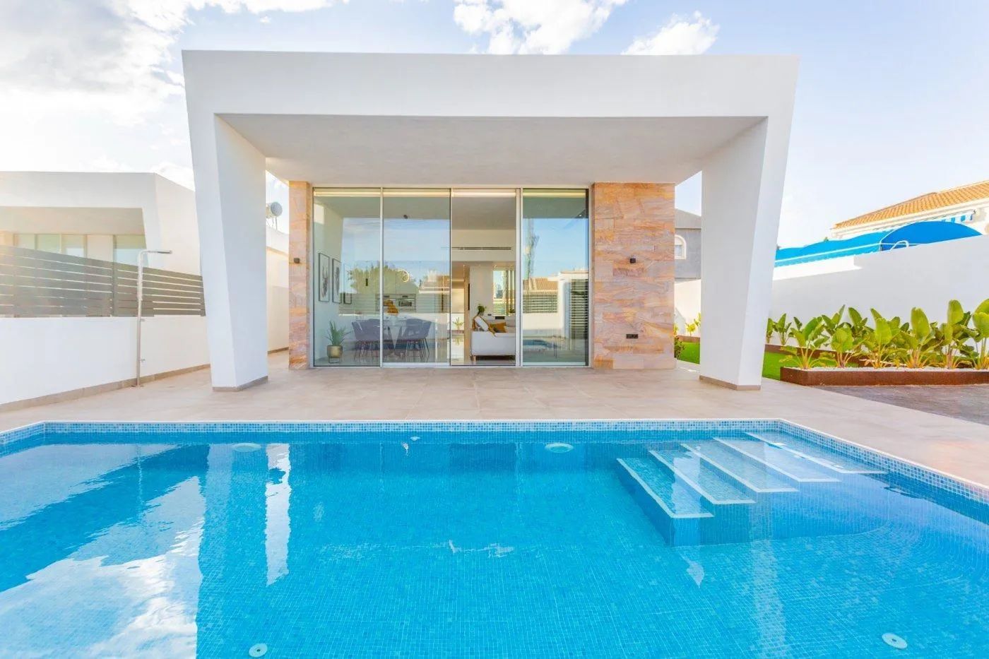 Exclusieve gelijkvloerse villa in Torrevieja – luxe leven op een toplocatie, slechts minuten van de zee foto {{pictureIndex}}