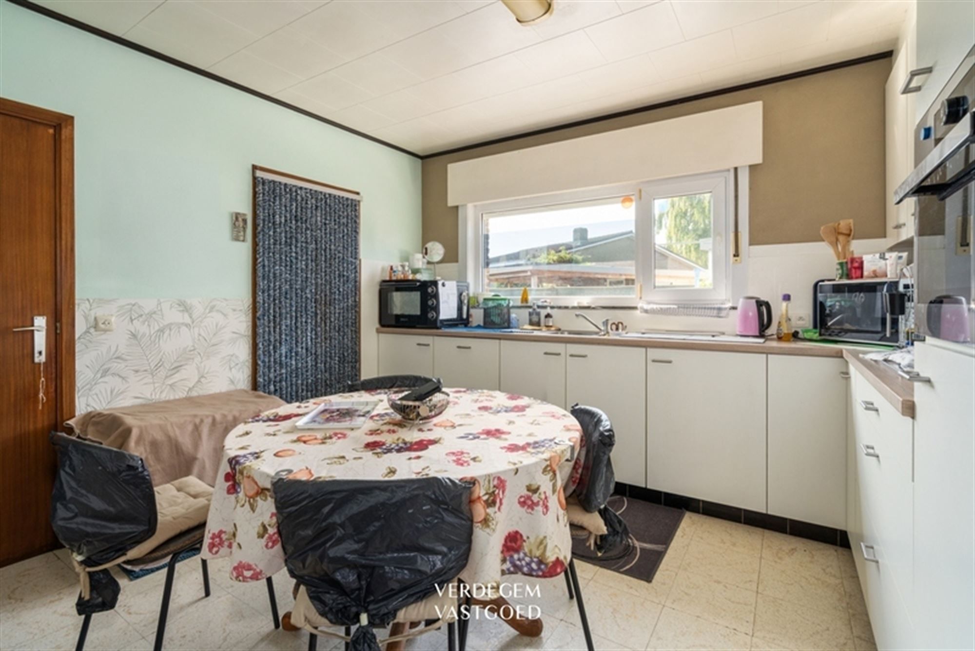 Bungalow met 2 slaapkamers, 2 garages en tuin van 730m² foto 5