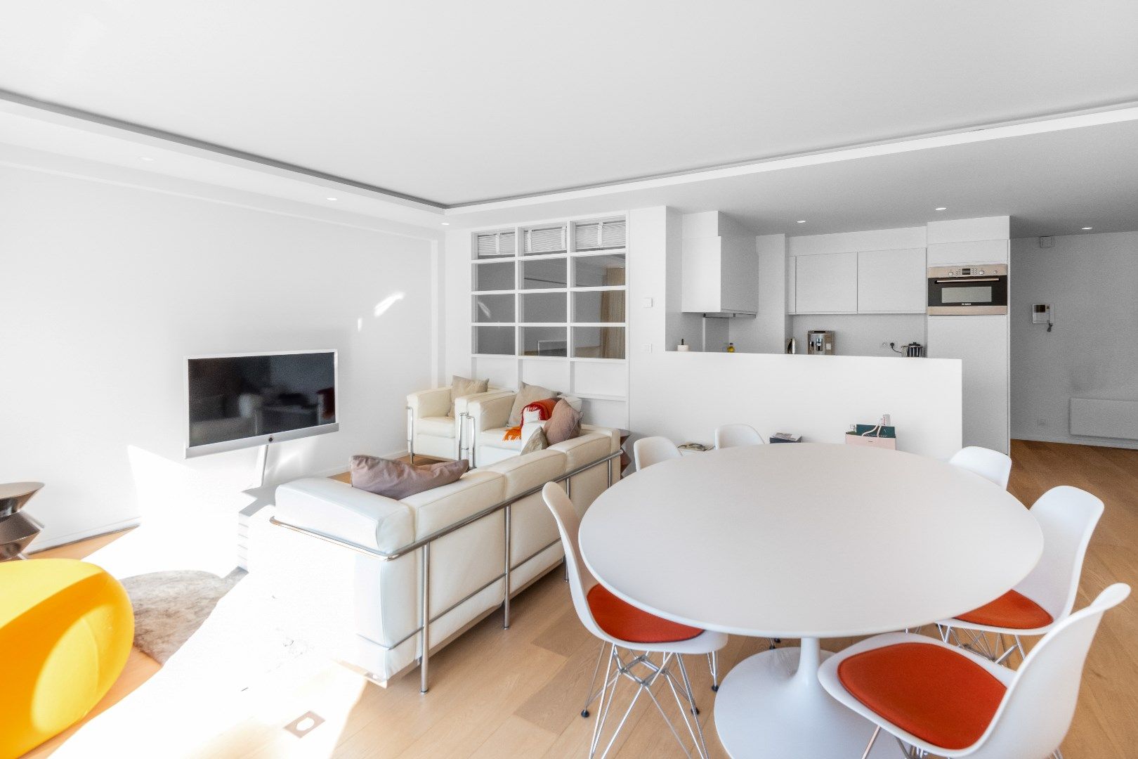 Zeer mooi vernieuwd 3-slaapkamer appartement met open zicht centraal gelegen op de Kustlaan in het Zoute. foto 5