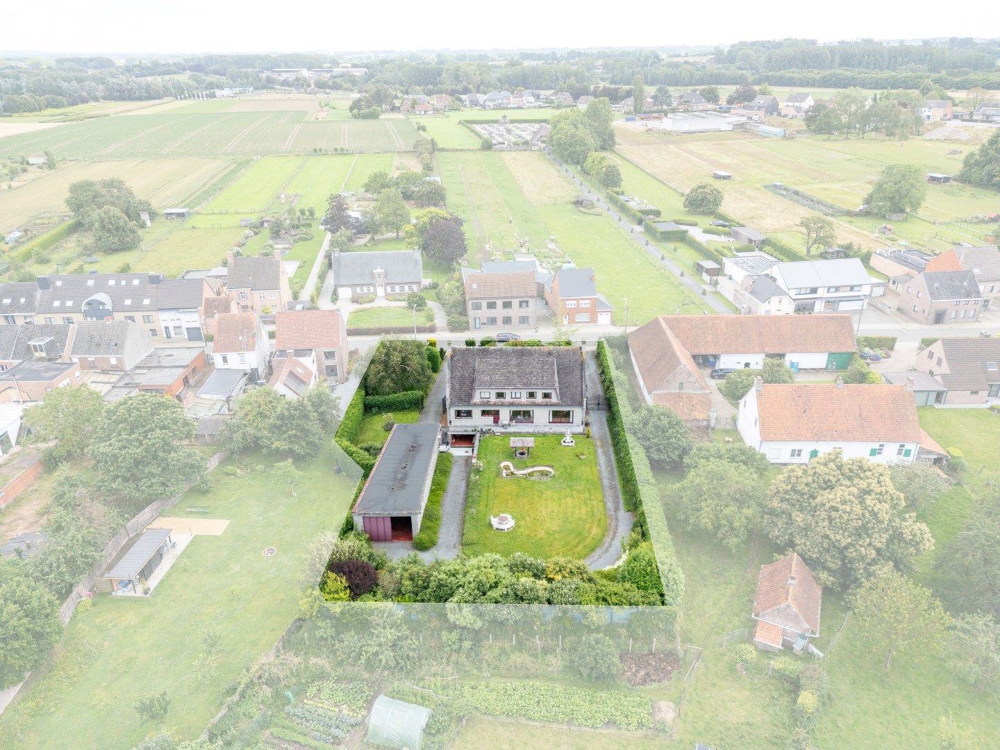 Ruime villa met loods op perceel van 2382m2 foto 2