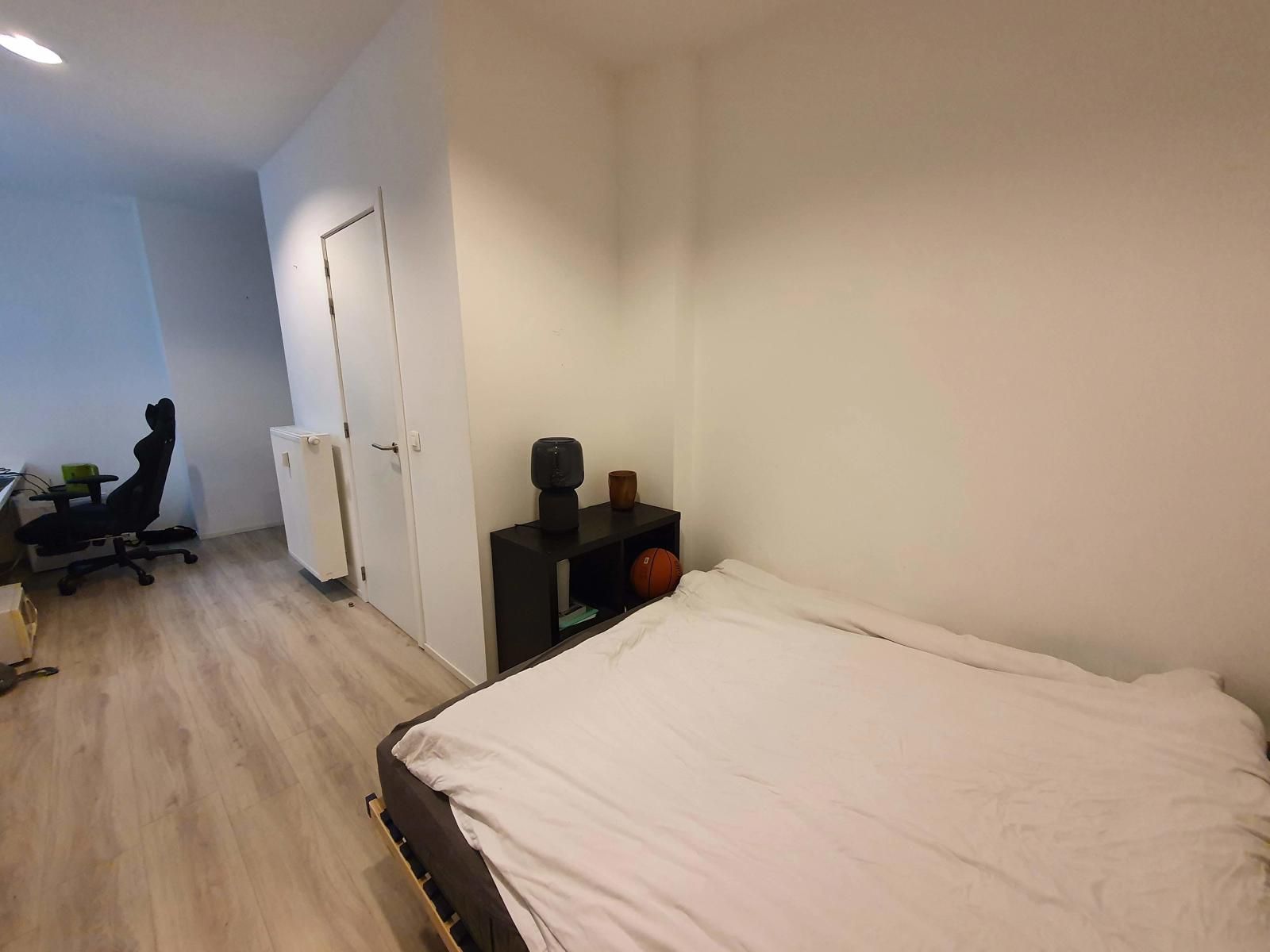 Grote moderne studentenkamer met eigen badkamer foto 5