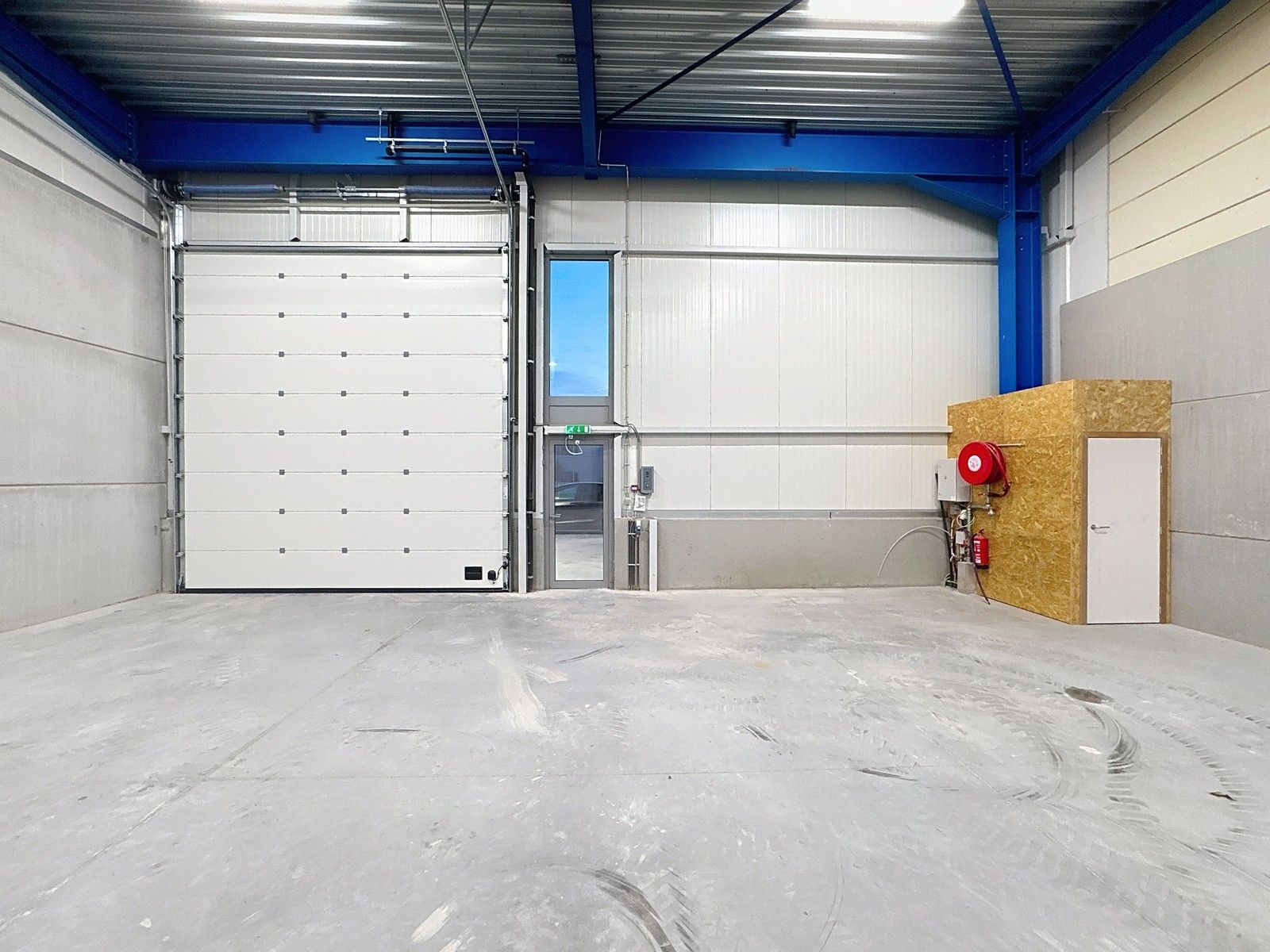 NB KMO-UNIT (232,45m²) met elektrische sectionaalpoort en sanitair blok te huur op industriezone "Herdersbrug" te 8000 Brugge foto 6