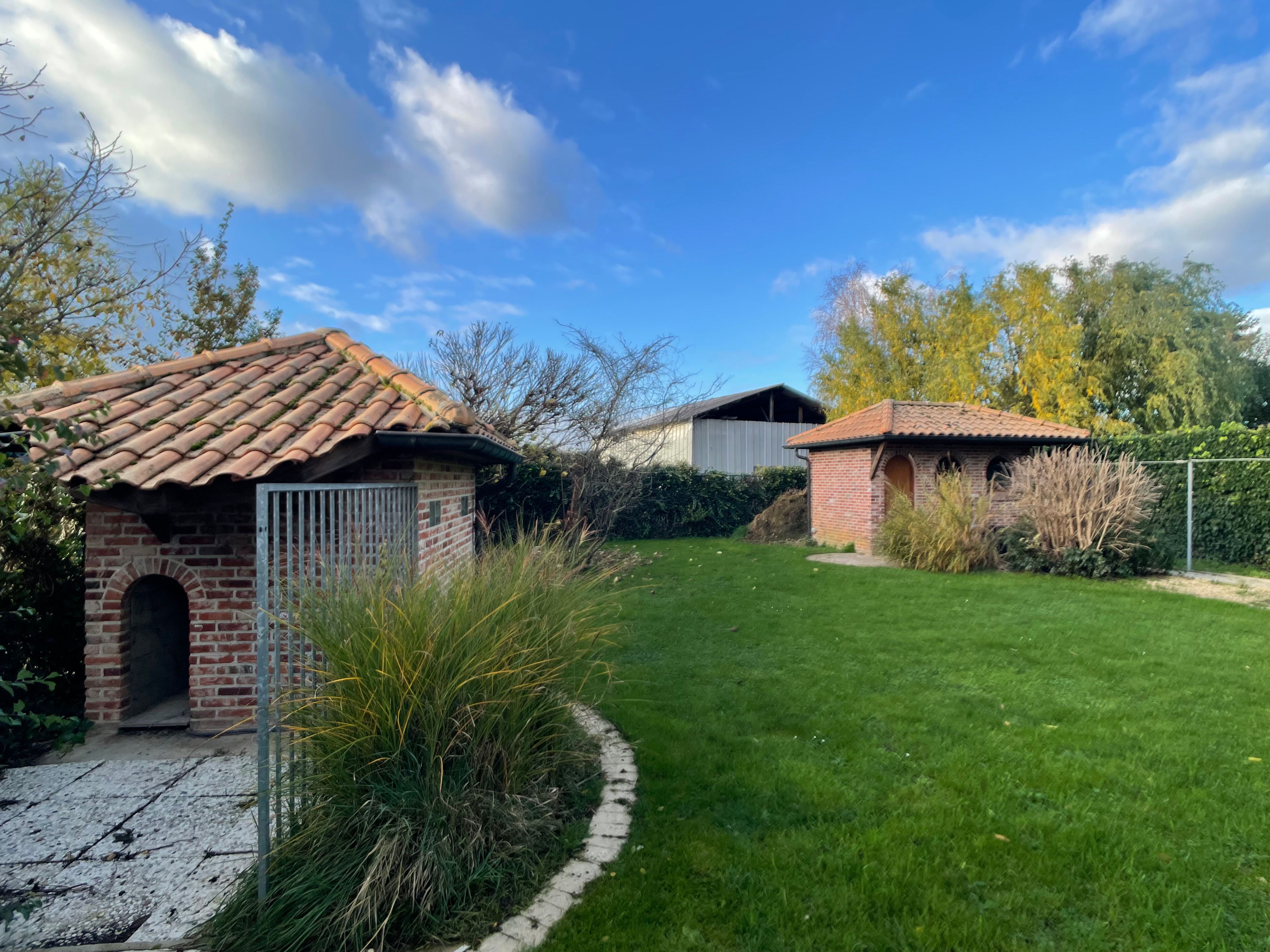 Ruime bungalow met drie slaapkamers en inpandige garage op een perceel van 10a37ca. foto 35