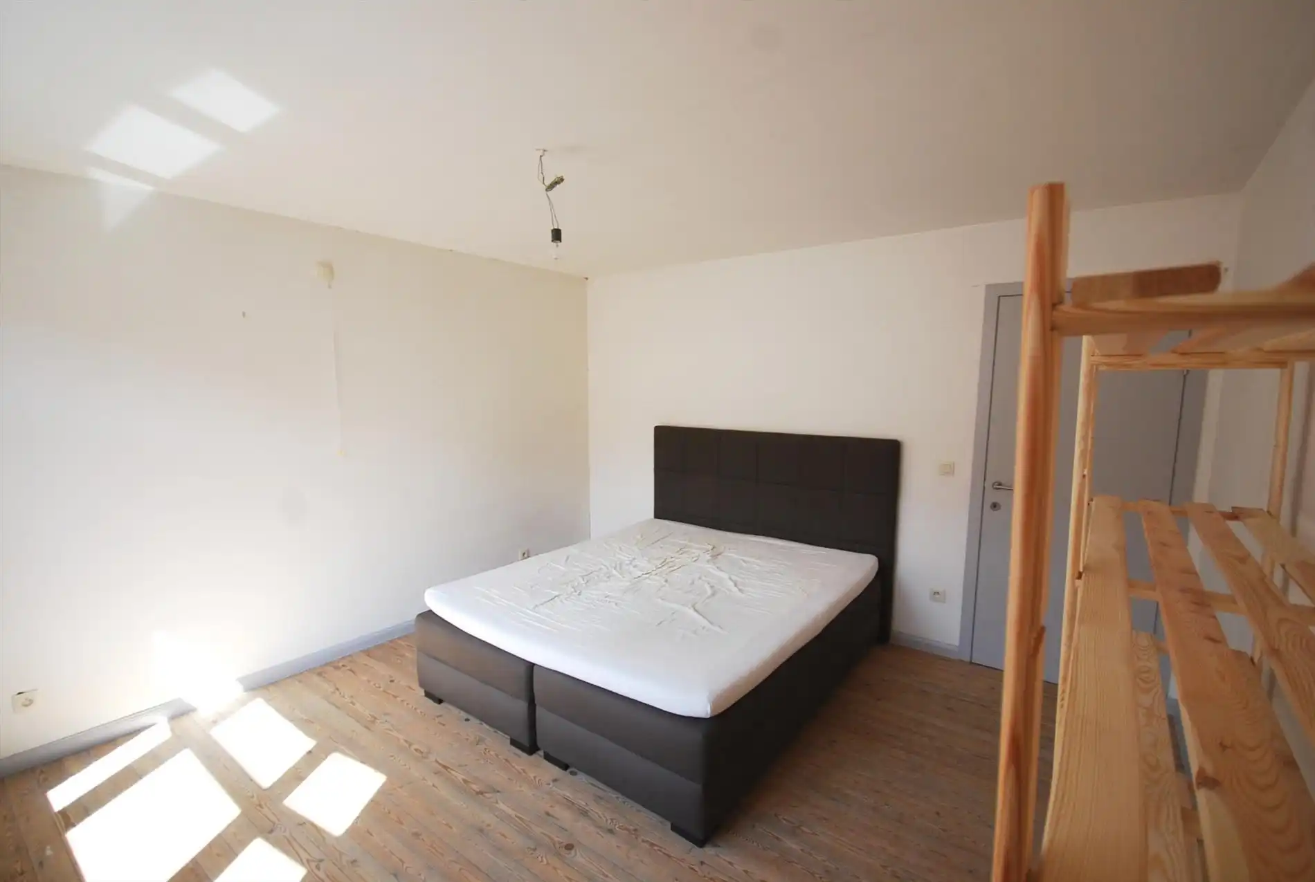 RUIME WONING (211m²) MET RUIME INDELING EN VEEL LICHTINVAL foto 6