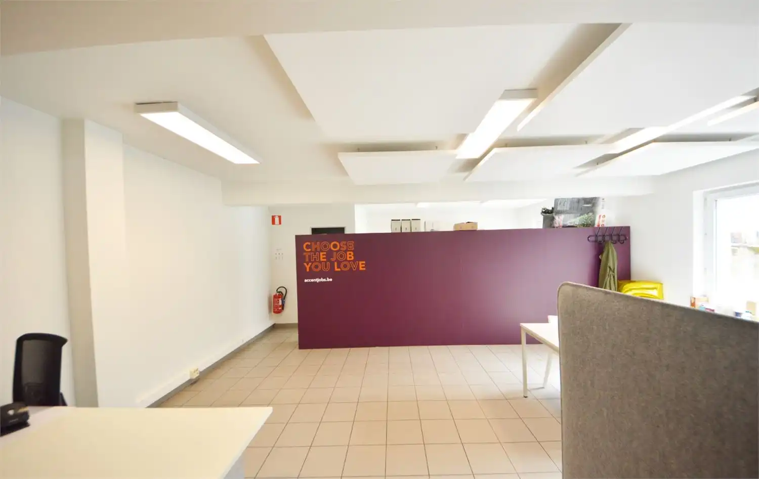 INSTAPKLAAR GELIJKVLOERS INCL. 3 PRIVE PARKINGS NABIJ E40 EN PARKLAAN foto 17