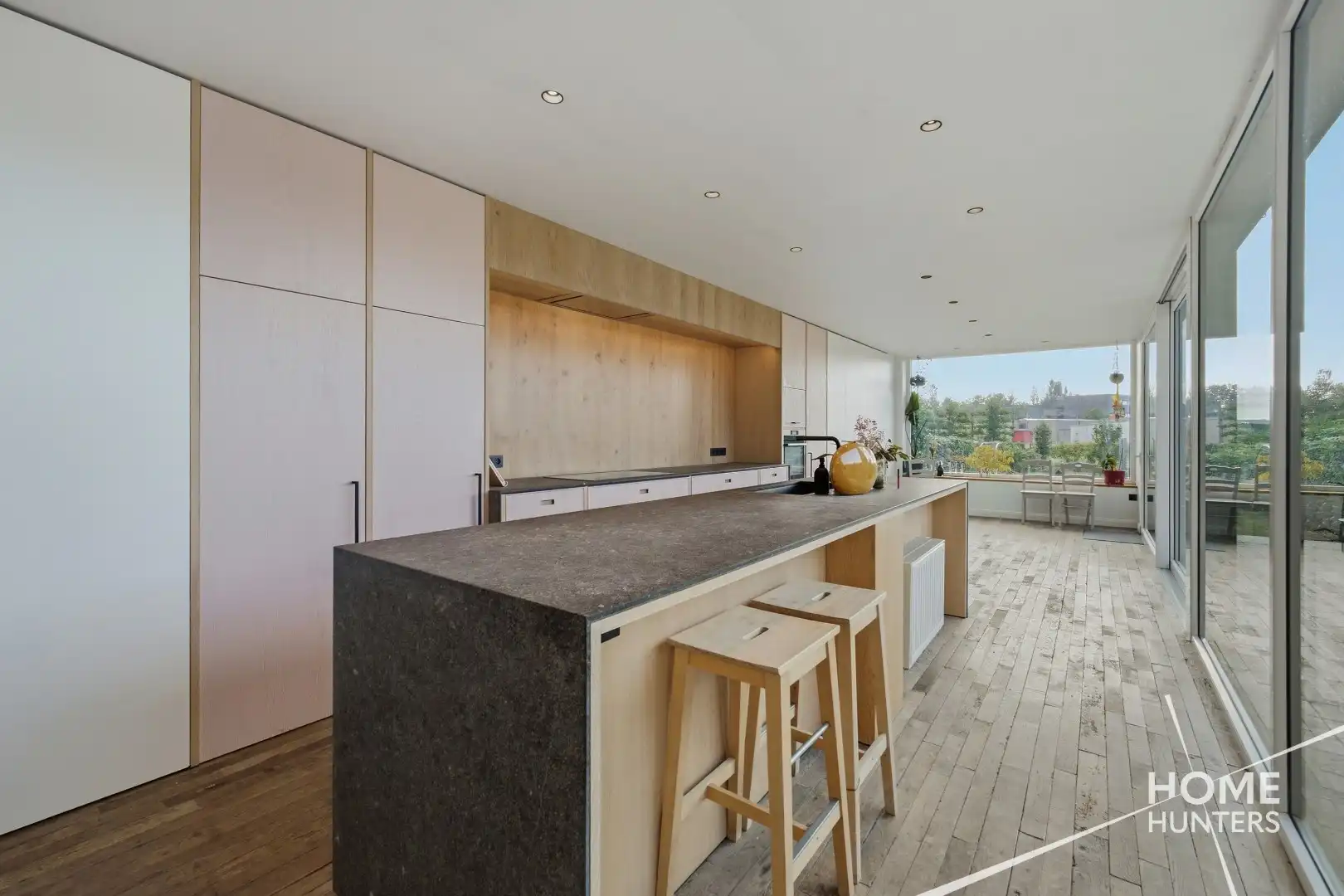 Prachtig gerenoveerde woning met 4 slaapkamers en een ruime tuin vlak bij het historische hart van Ieper! foto 10