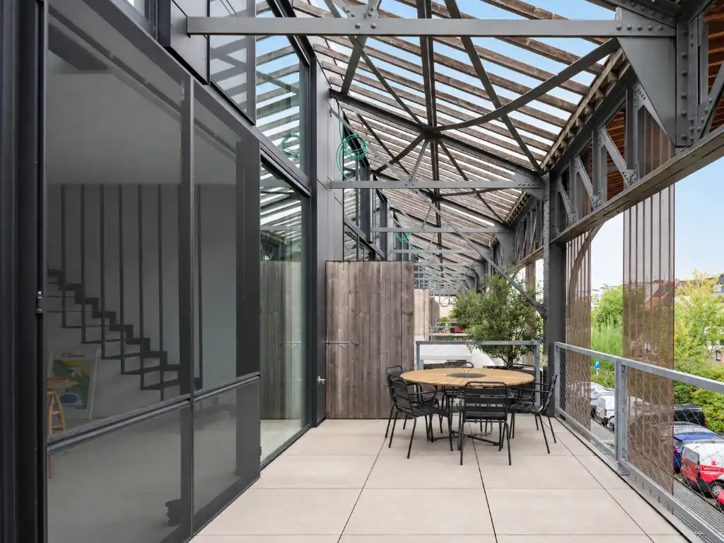 Luxueus en tijdloos – Exceptionele loft met 2 slaapkamers, aparte bureauruimte en ruim terras in een beschermd gebouw met een rijke industriële voorgeschiedenis. foto 8