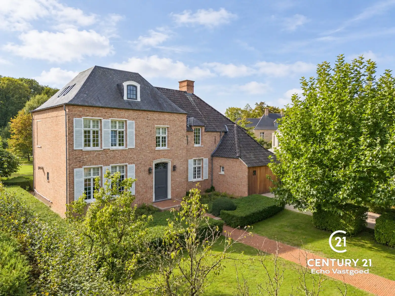 Statige, recente villa met parktuin en tijdloze klasse foto 2