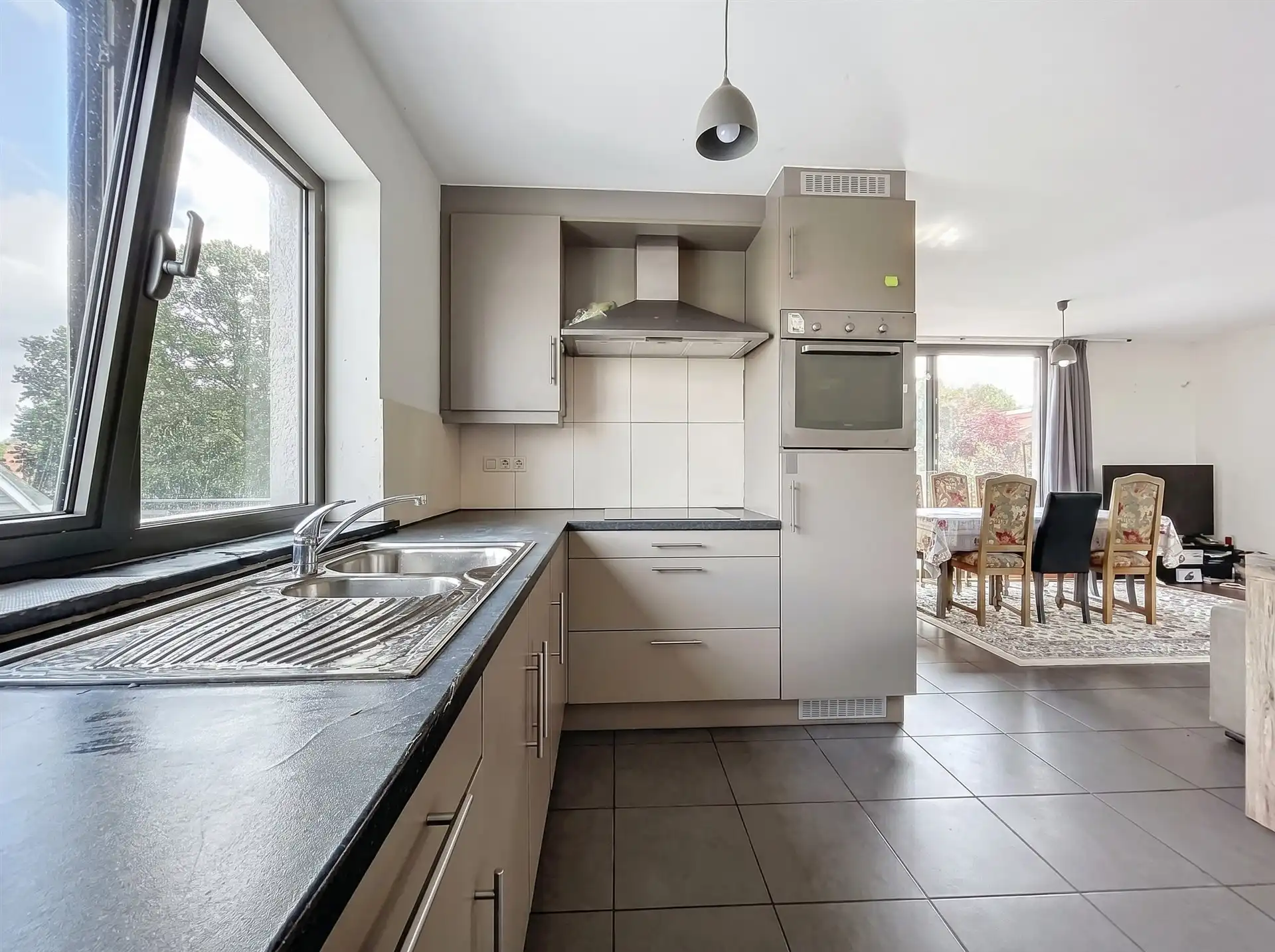 Recent 3-slaapkamer appartement met staanplaats op centrale ligging! foto 3