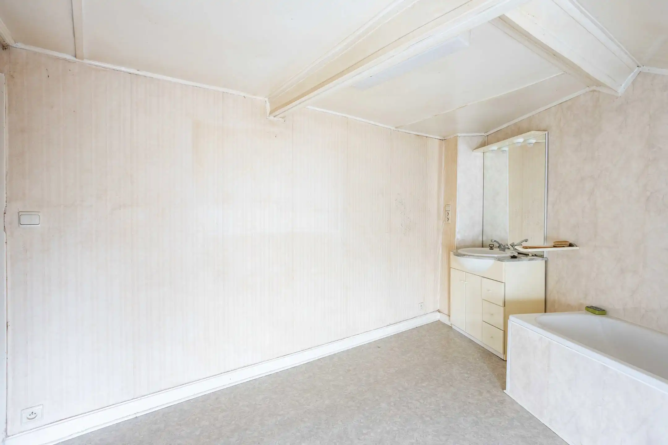 Te renoveren woning met aangename stadstuin foto 16