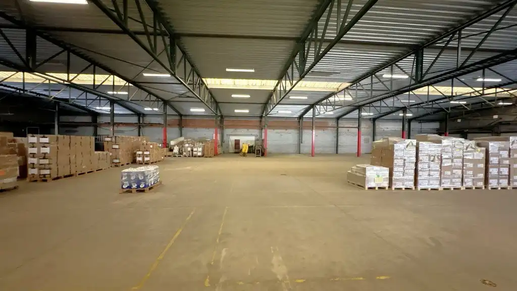 Loods met kantoor te huur nabij E313 in Wommelgem foto 11