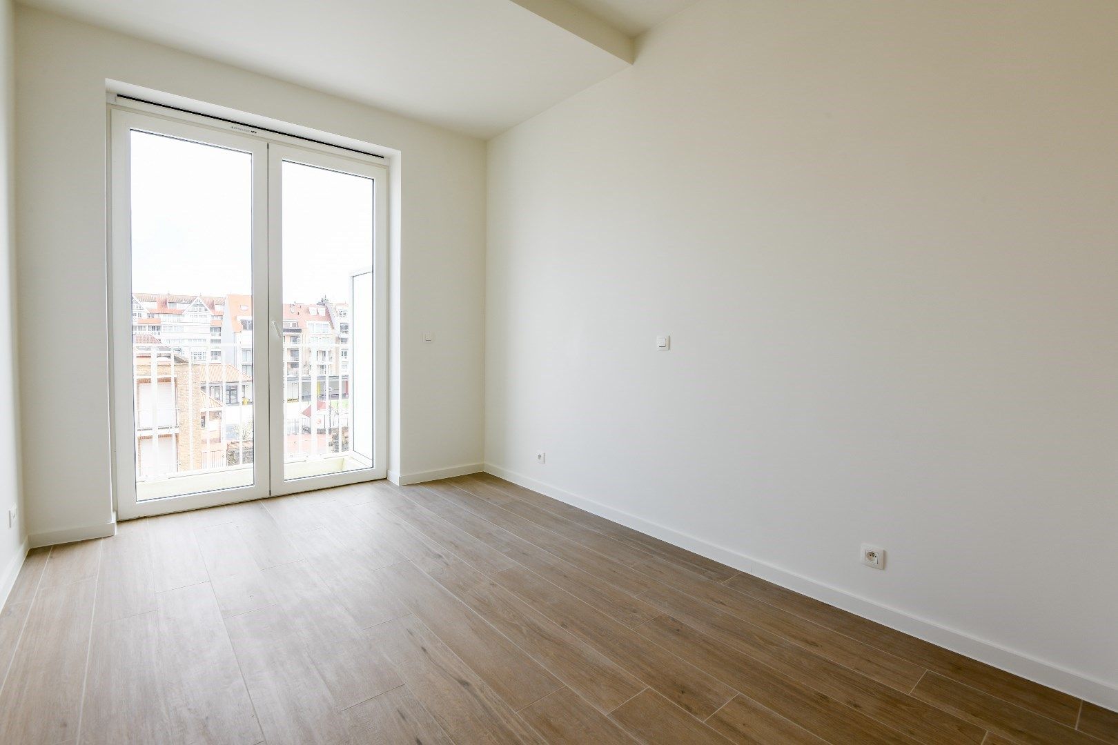 Nieuw, zuid-west gericht appartement gelegen vlakbij de Dumortierlaan. Inpandige parking te huur foto 8