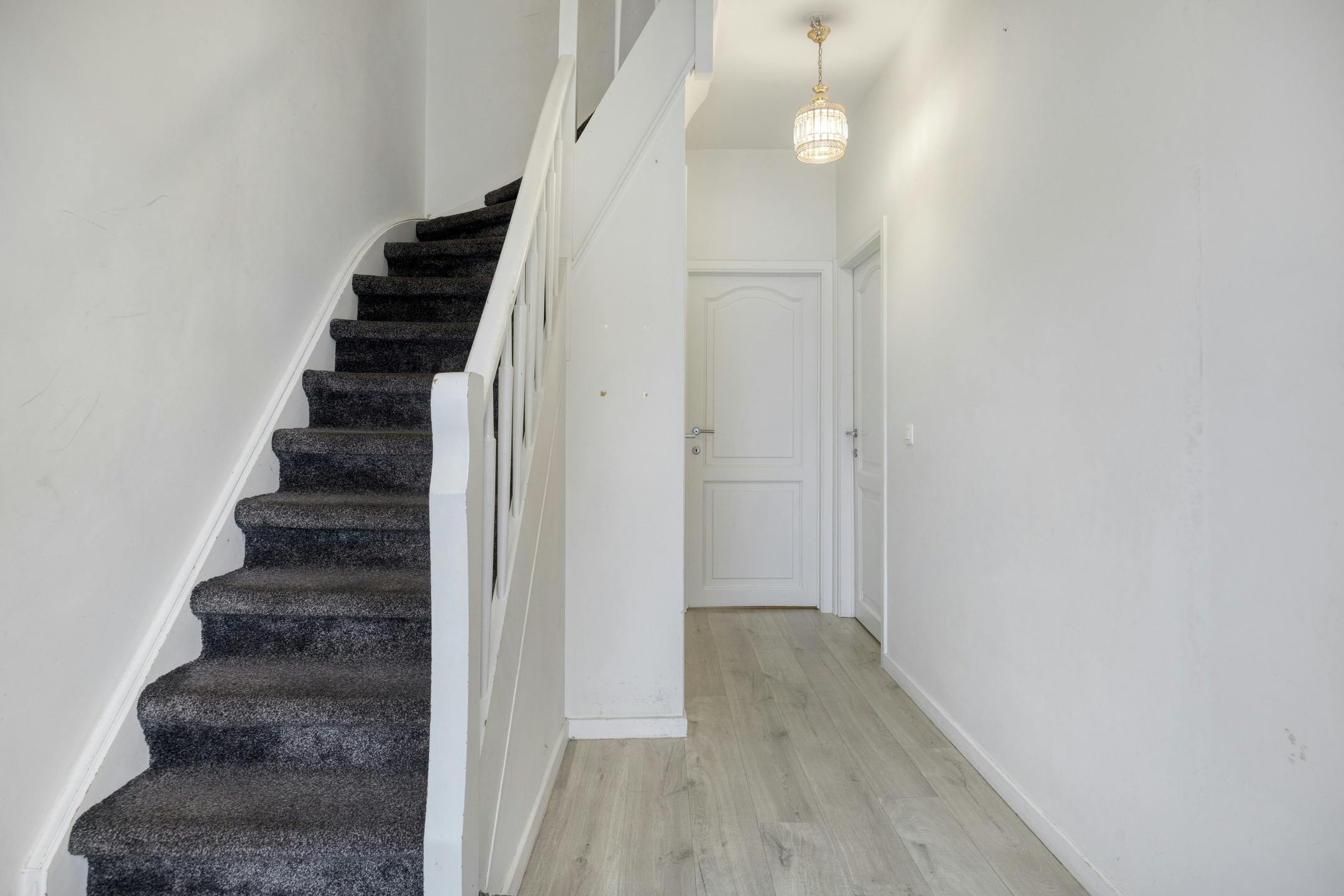 Huis met 6 slaapkamers  en tuin te koop in Merksem! foto 4