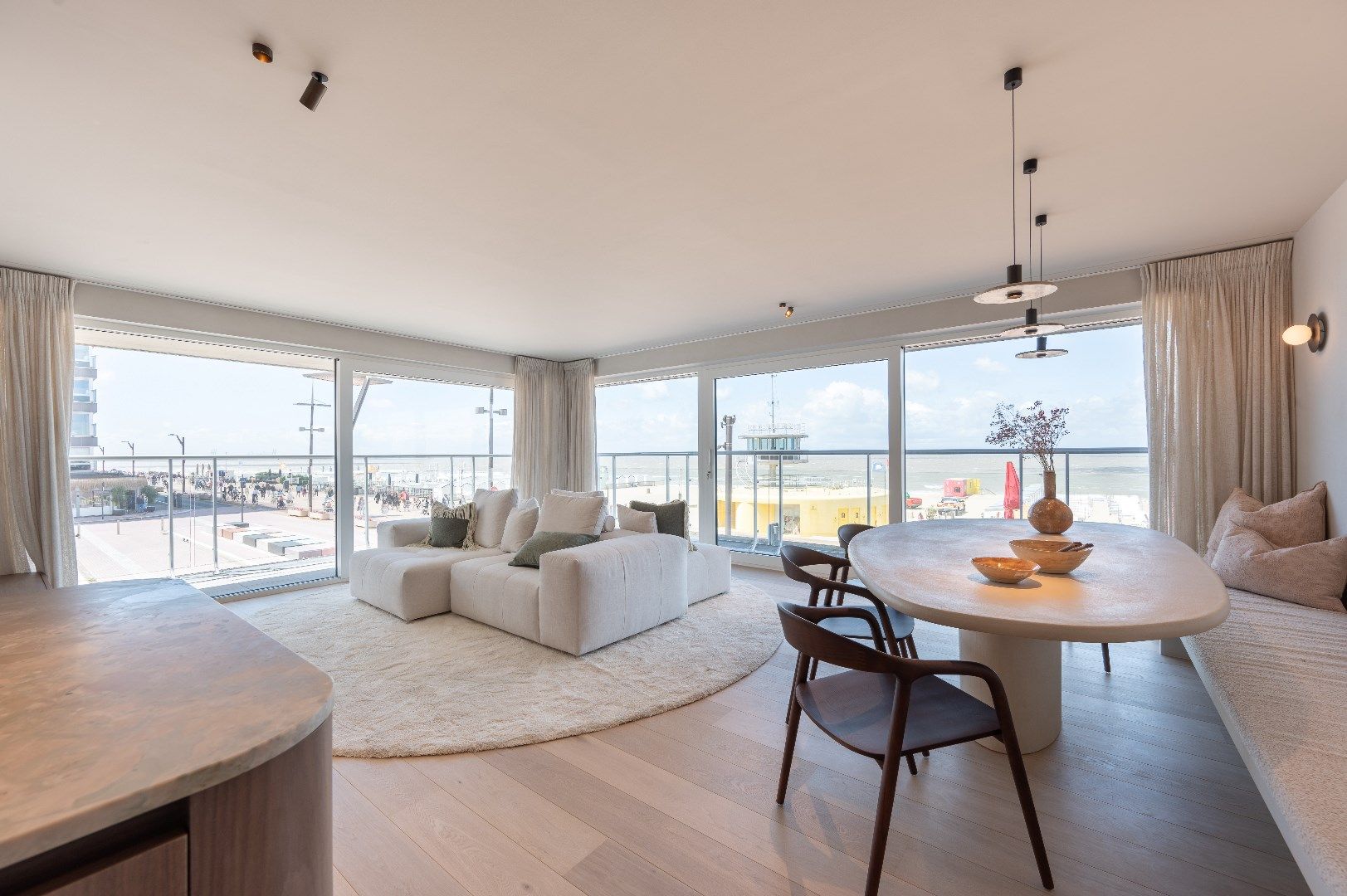 Luxueus gerenoveerd hoekappartement met terrassen en frontaal zeezicht foto {{pictureIndex}}