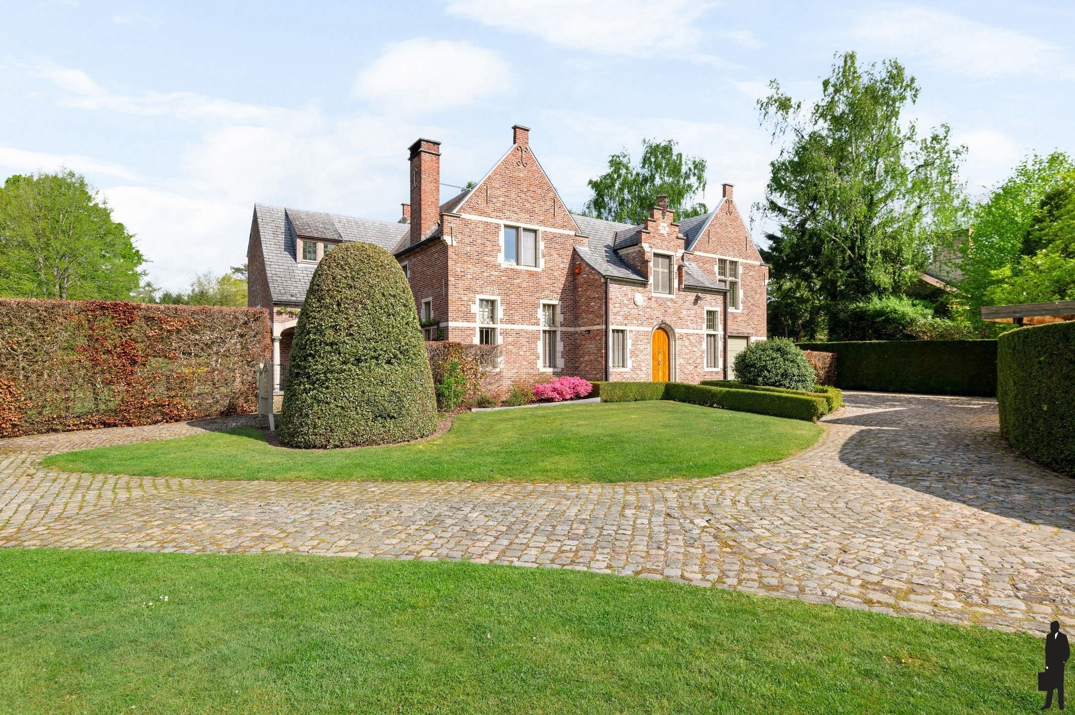 Exclusieve villa met conciërgewoning op 4.102m² foto {{pictureIndex}}