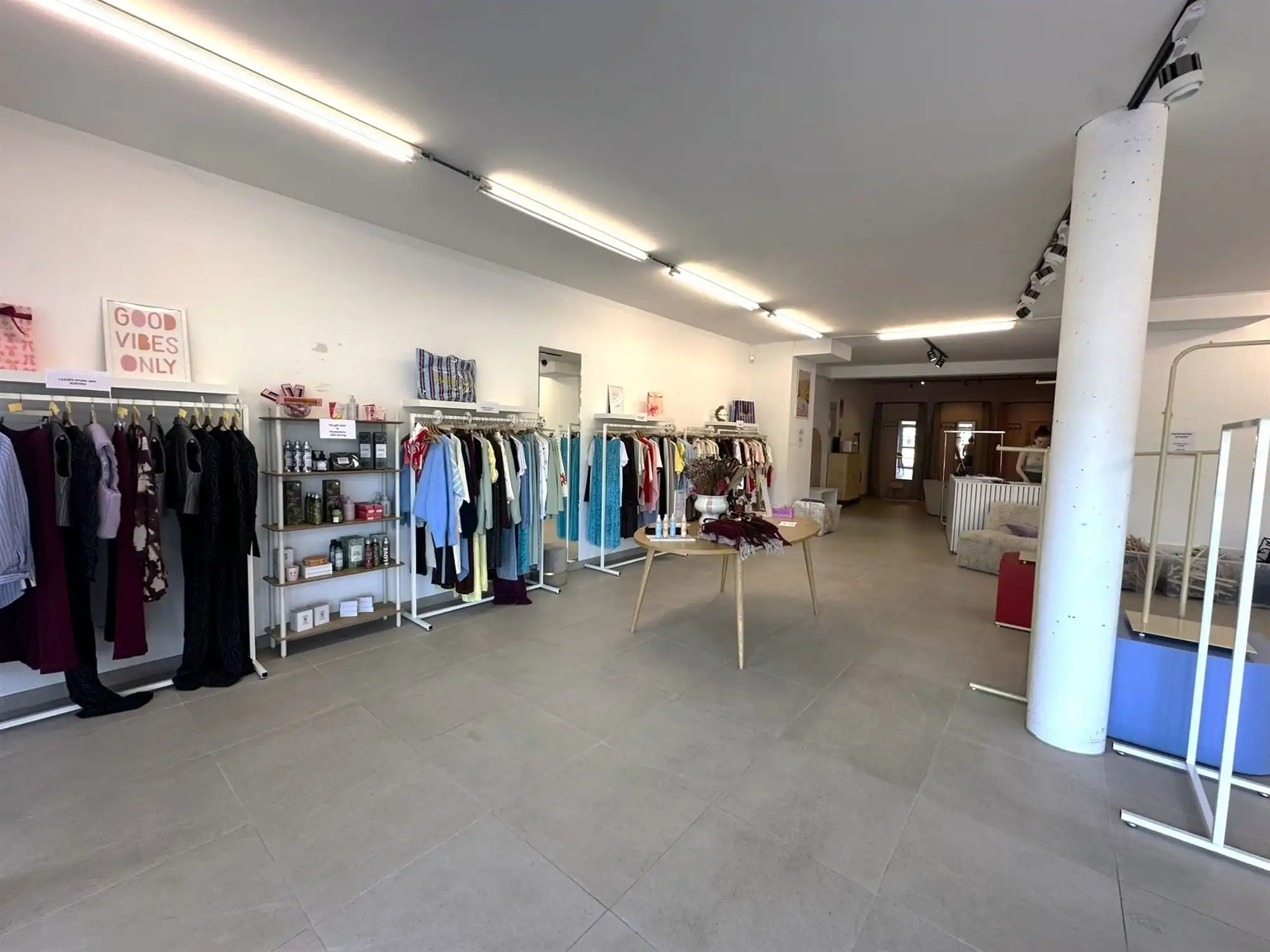 Ruim handelspand met garage op topligging! foto 8