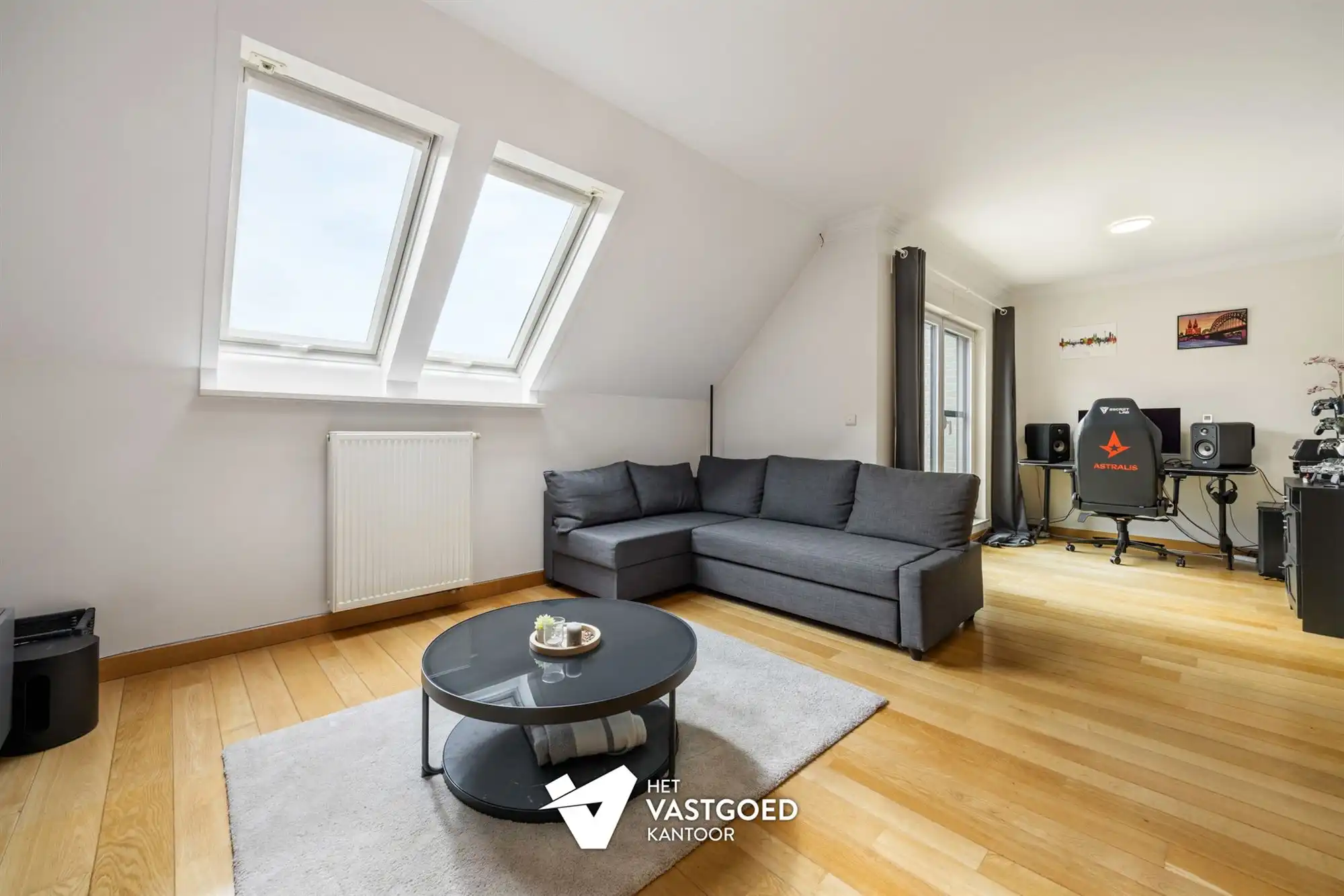 ZEER RUIM DUPLEX APPARTEMENT MET BIJHORENDE AFGESLOTEN GARAGEBOX EN 2 STAANPLAATSEN IN HET CENTRUM VAN OOSTHAM foto 5