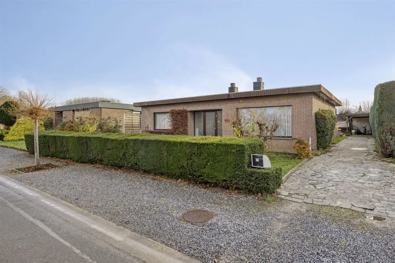 Hoofdfoto van de publicatie: Gelijkvloerse, vrijstaande woning met 3 slaapkamers, omheinde tuin en garage op een rustige locatie nabij het centrum van Maaseik.