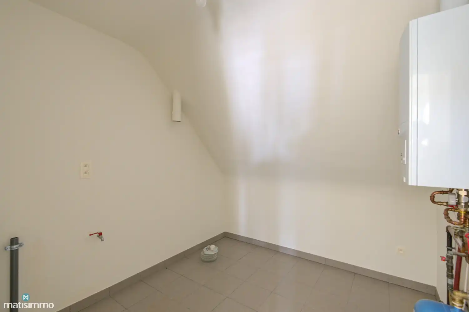 INSTAPKLAAR DUPLEXAPPARTEMENT MET 2 SLAAPKAMERS EN GARAGE NABIJ HET CENTRUM VAN BILZEN foto 7