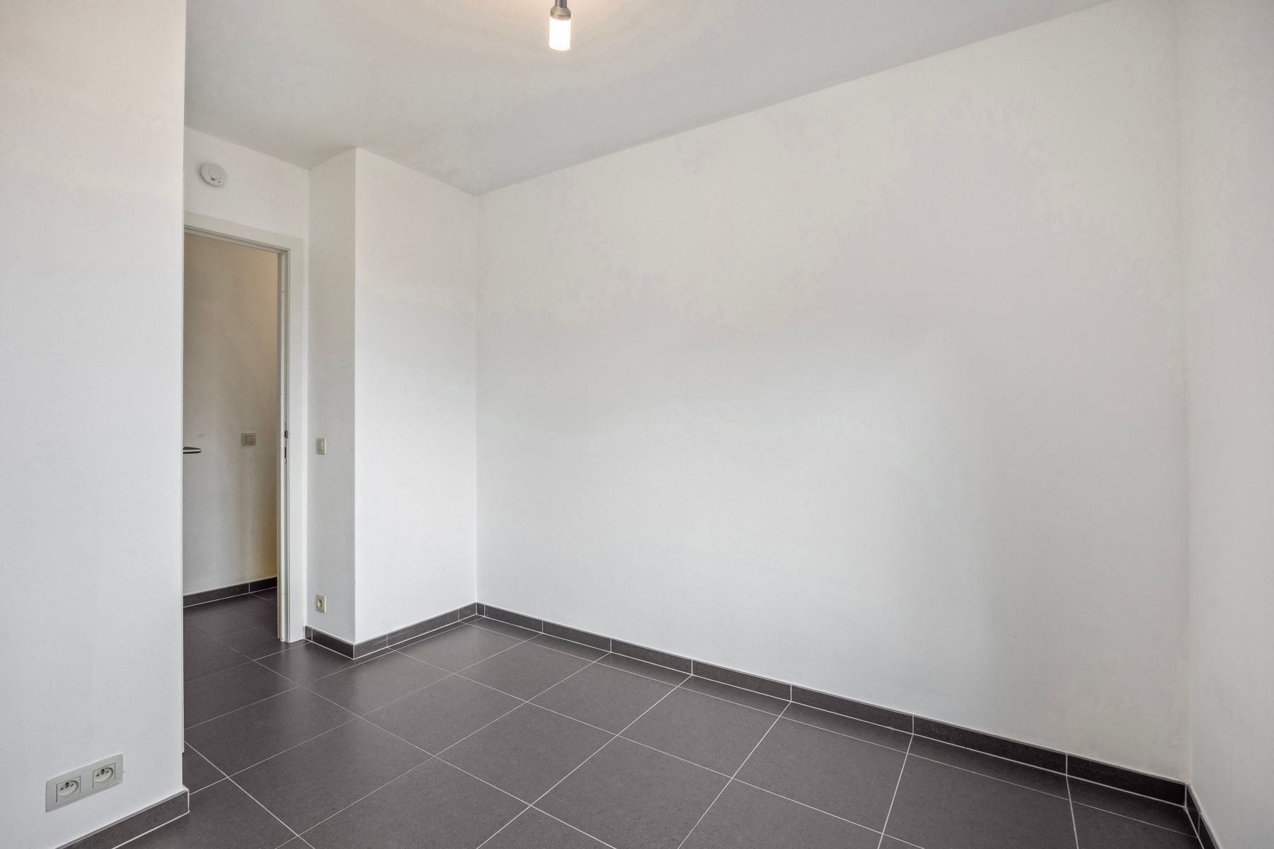 Instapklaar appartement met 2 kamers, staanplaats en terras foto 10